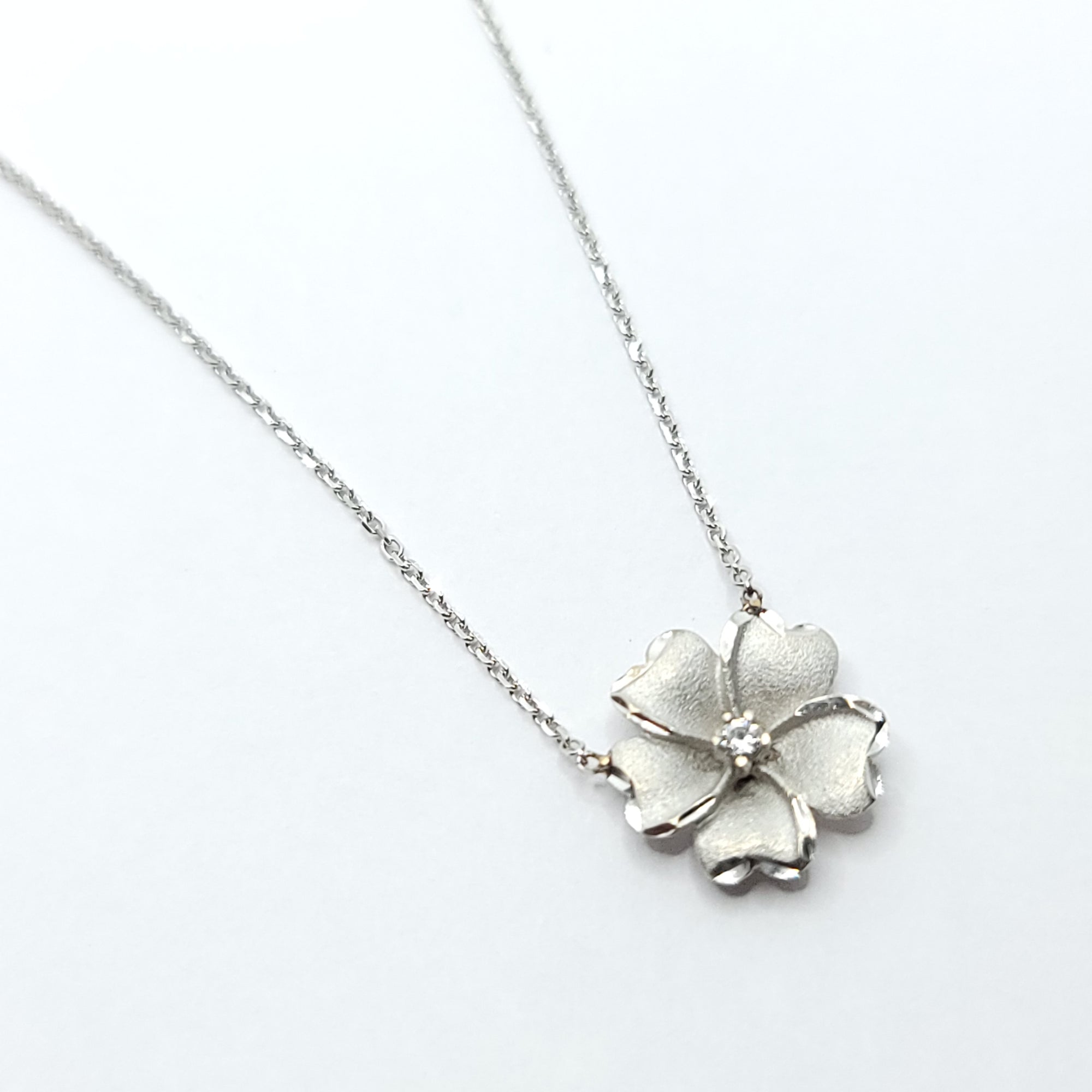 DIAMOND FLOWER PENDANT NECKLACE 14K WHITE GOLD AND 14K WHITE GOLD CHAIN