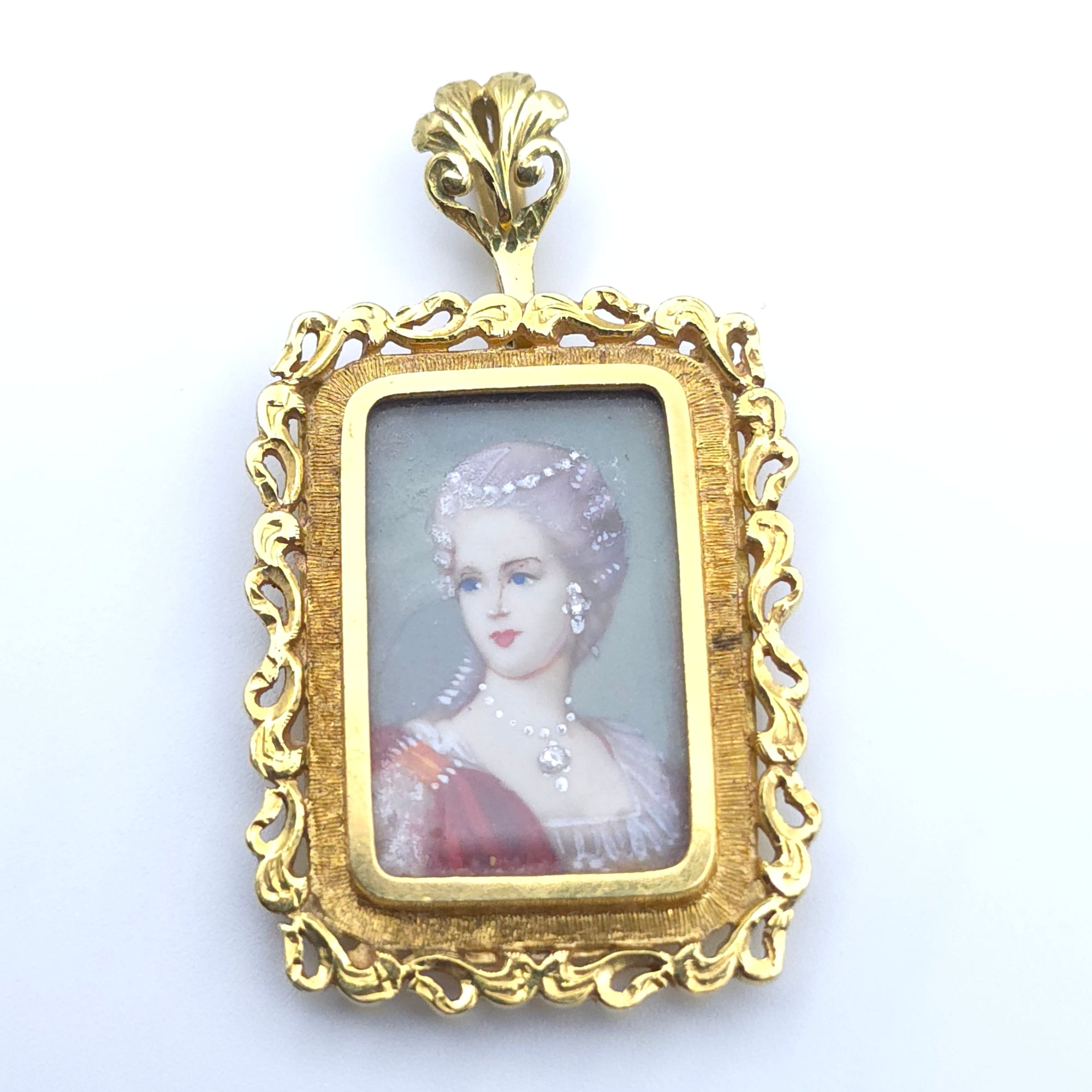 VICTORIAN ANTIQUE 18K YELLOW GOLD LADYS HAND PAINTED PORTRAIT