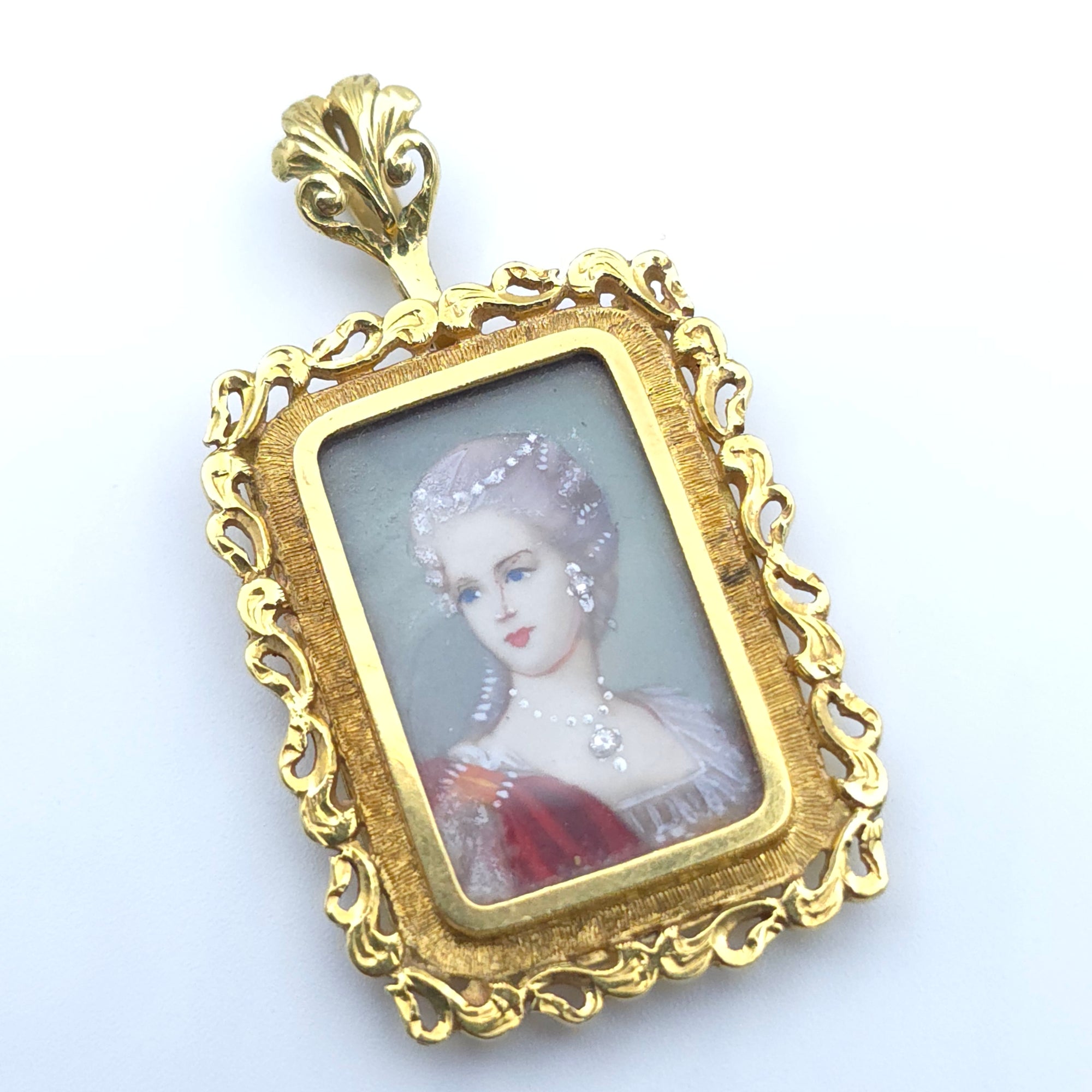 VICTORIAN ANTIQUE 18K YELLOW GOLD LADYS HAND PAINTED PORTRAIT