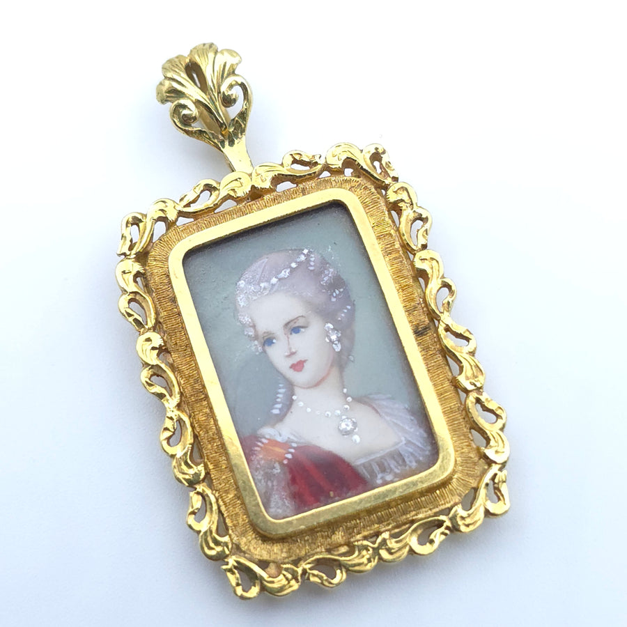 VICTORIAN ANTIQUE 18K YELLOW GOLD LADYS HAND PAINTED PORTRAIT