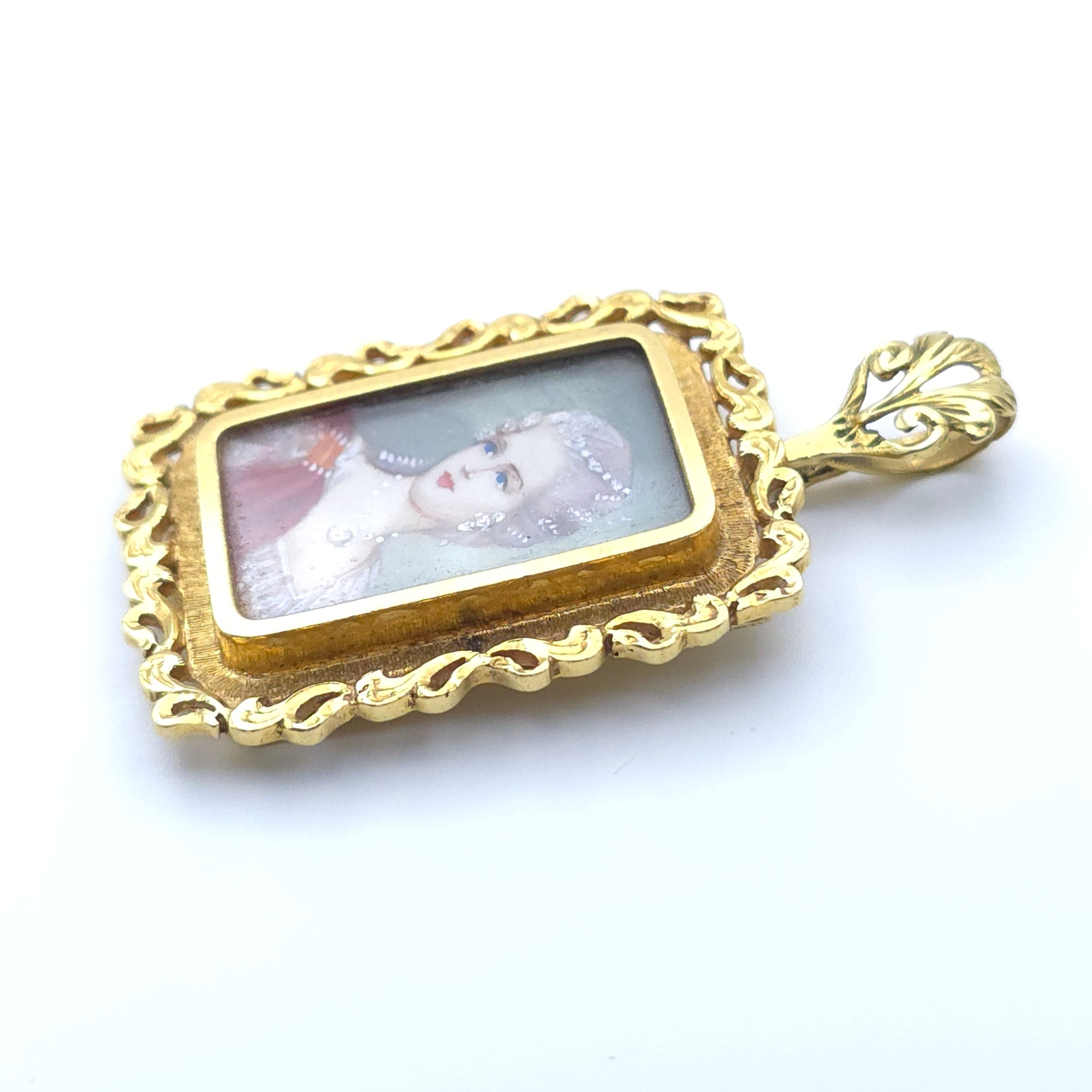 VICTORIAN ANTIQUE 18K YELLOW GOLD LADYS HAND PAINTED PORTRAIT