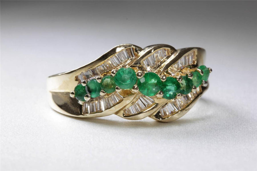 MODERN 14k YELLOW GOLD RING ROUND CUT EMERALD & BAGUETTE DIAMOND BAND 1.70CT