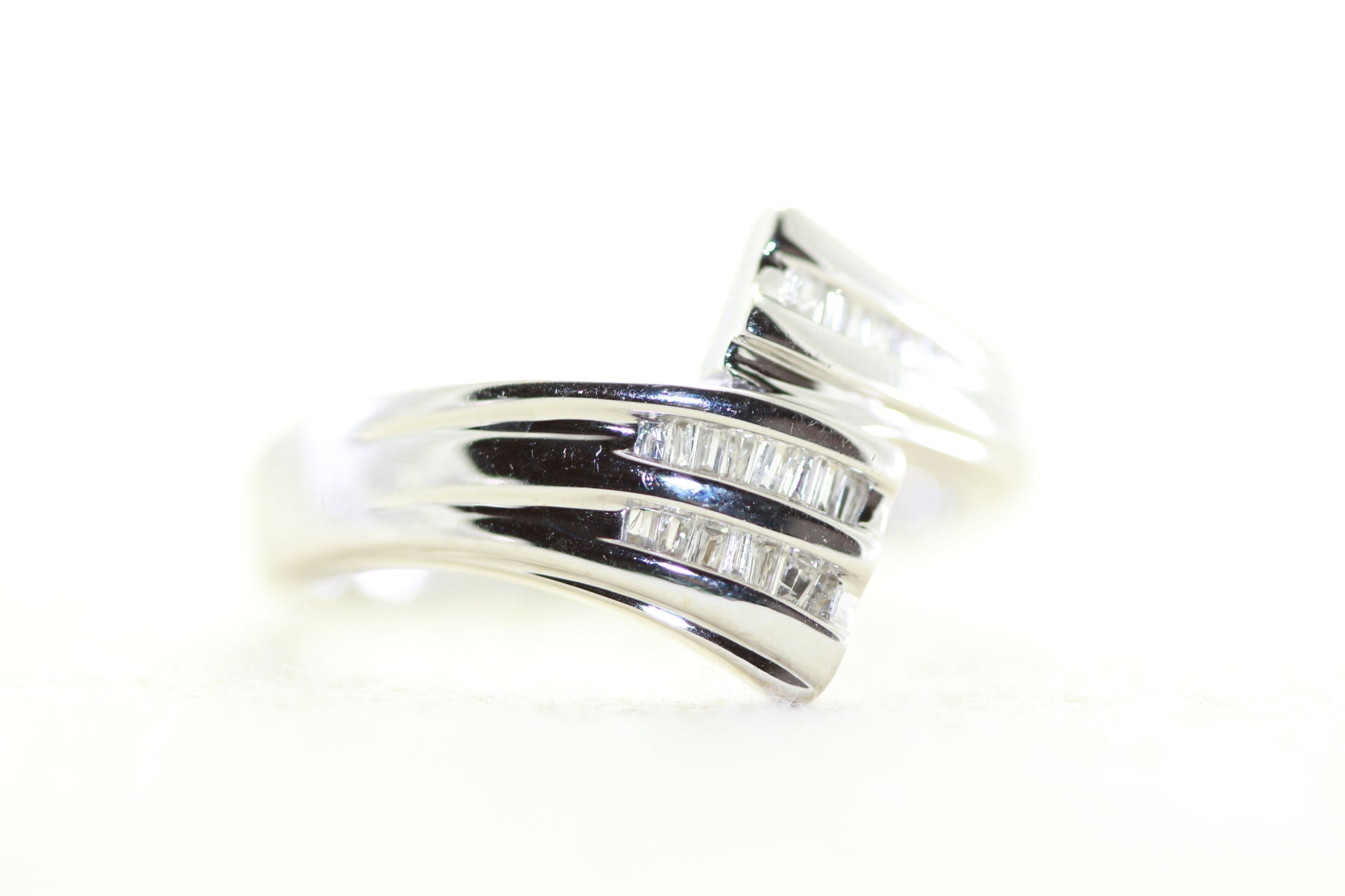 MODERN LADIES 14k WHITE GOLD BAGUETTE DIAMOND BAND RING
