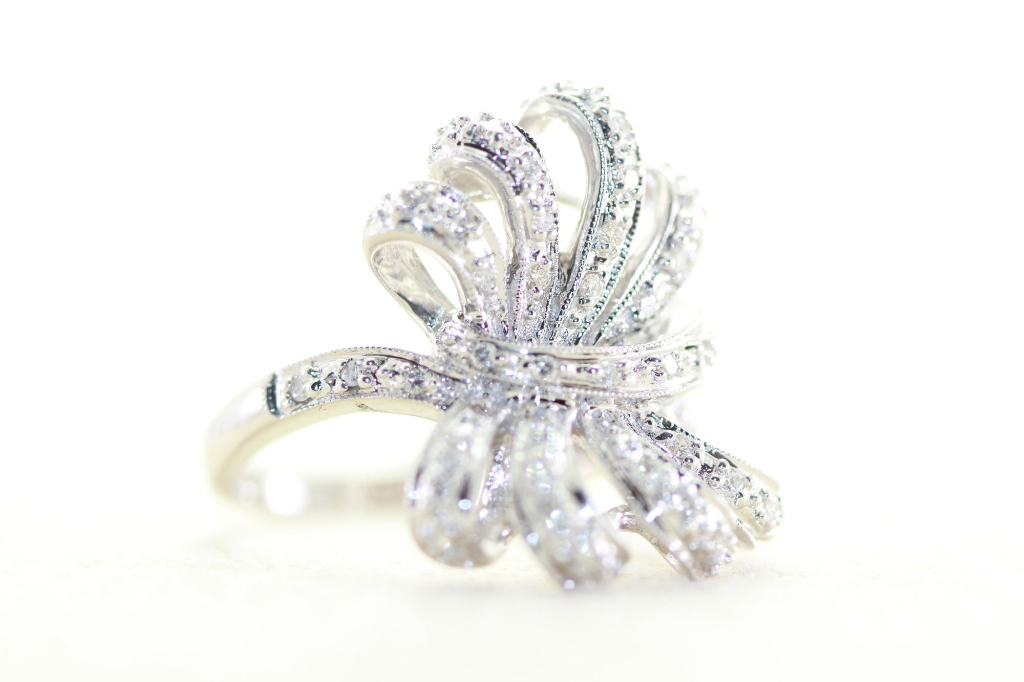 LADIES FREE STYLE RIBBON DIAMOND WHITE GOLD RING 18k