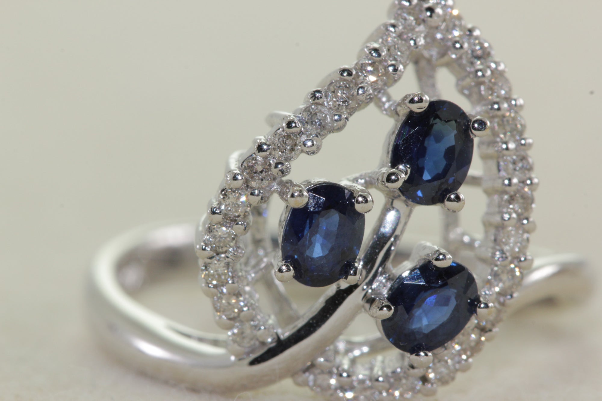SAPPHIRE & DIAMOND LEAF DESIGN  RING 14k WHITE GOLD LADIES