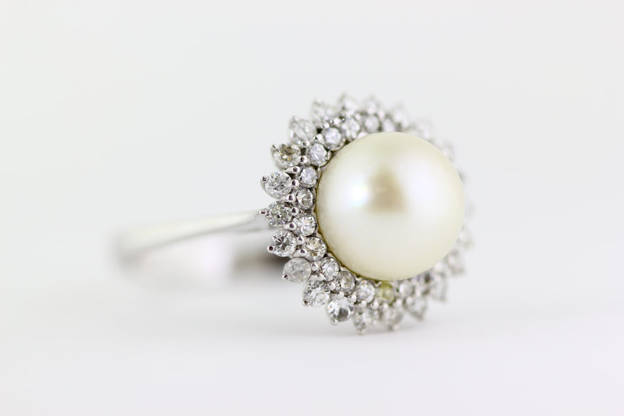 18k WHITE GOLD CULTURED PEARL & DIAMOND HALO LADIES RING