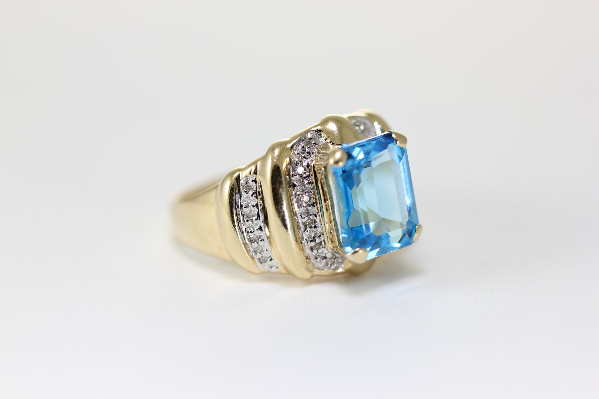 aaa 14K YELLOW GOLD DIAMOND & EMERALD CUT NATURAL BLUE TOPAZ RING