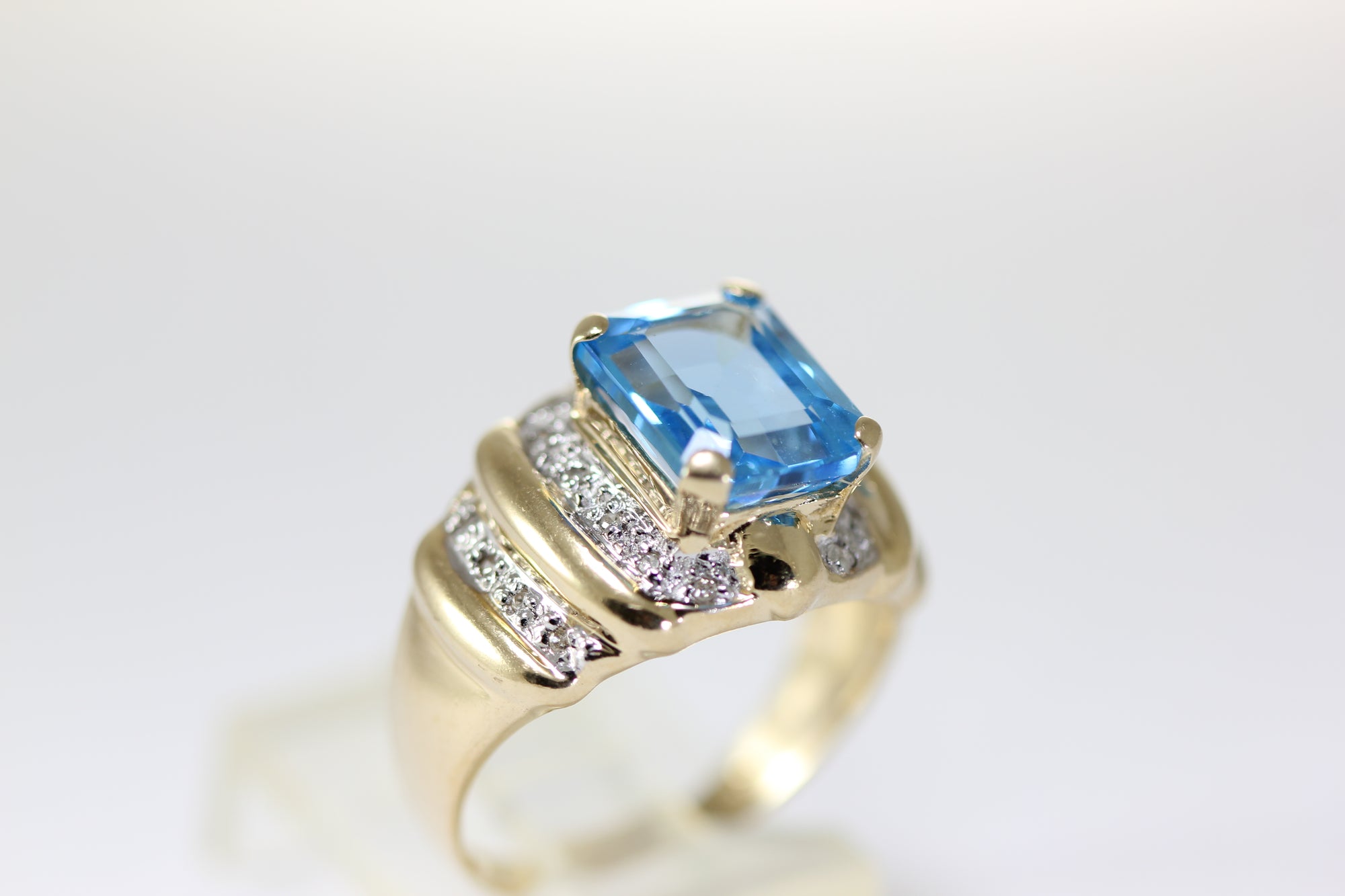 aaa 14K YELLOW GOLD DIAMOND & EMERALD CUT NATURAL BLUE TOPAZ RING