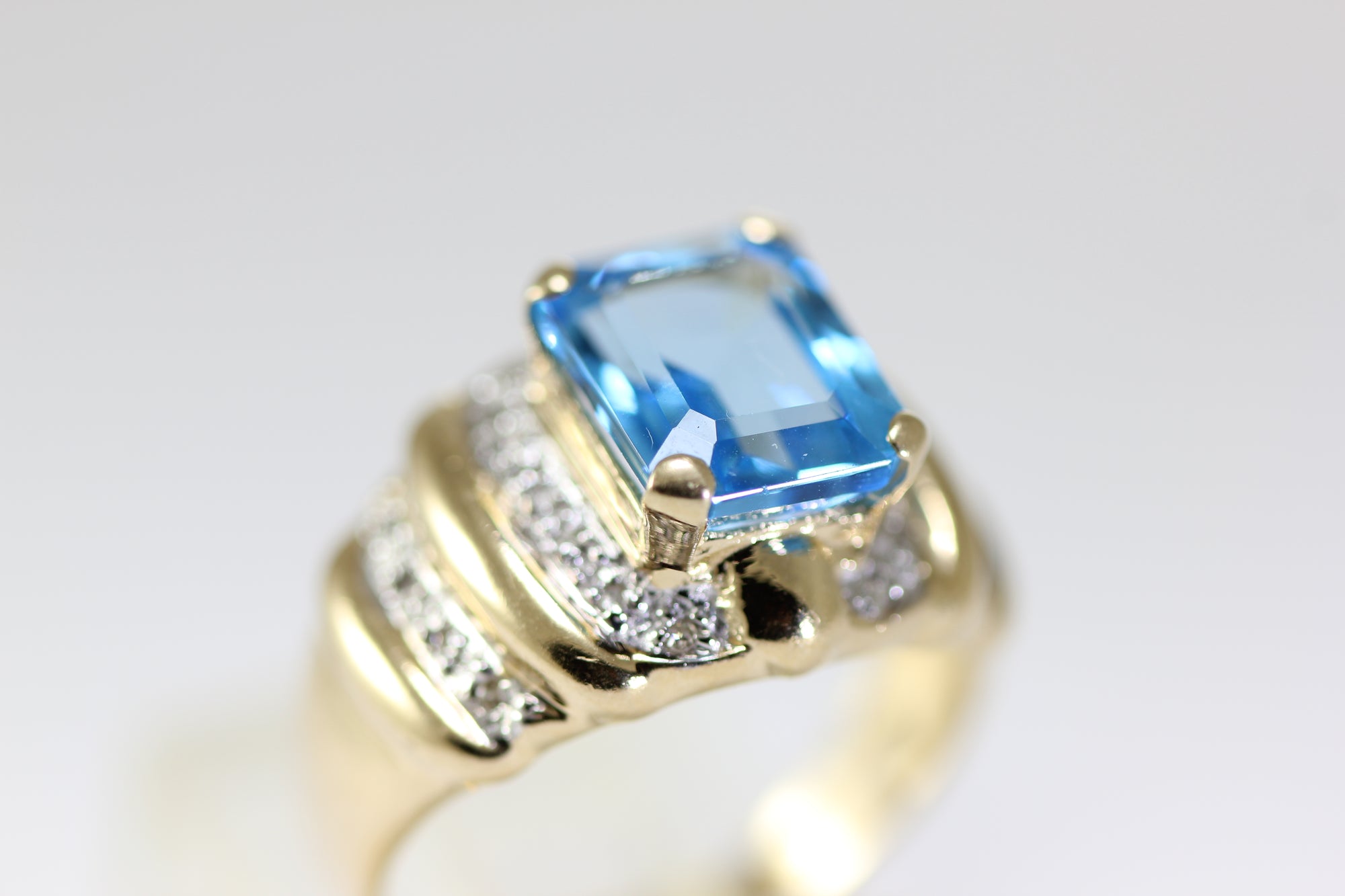 aaa 14K YELLOW GOLD DIAMOND & EMERALD CUT NATURAL BLUE TOPAZ RING