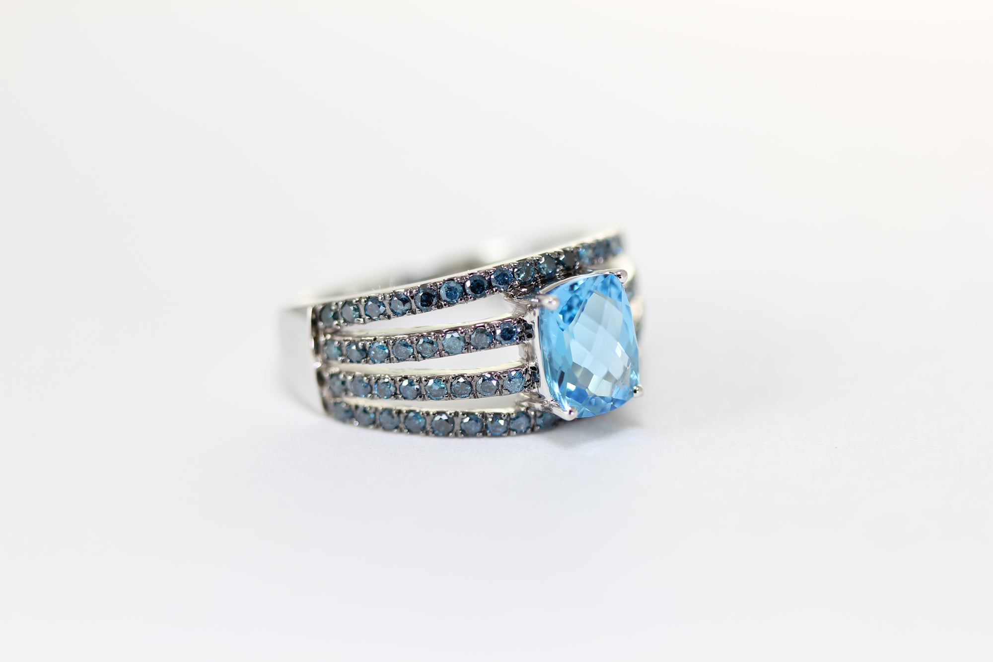 Aaa 14K WHITE GOLD BLUE DIAMOND &  NATURAL BLUE TOPAZ WOMENS RING