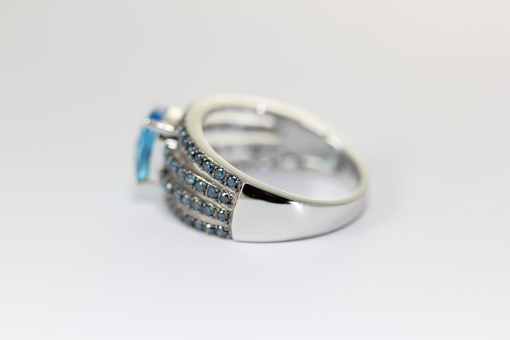Aaa 14K WHITE GOLD BLUE DIAMOND &  NATURAL BLUE TOPAZ WOMENS RING