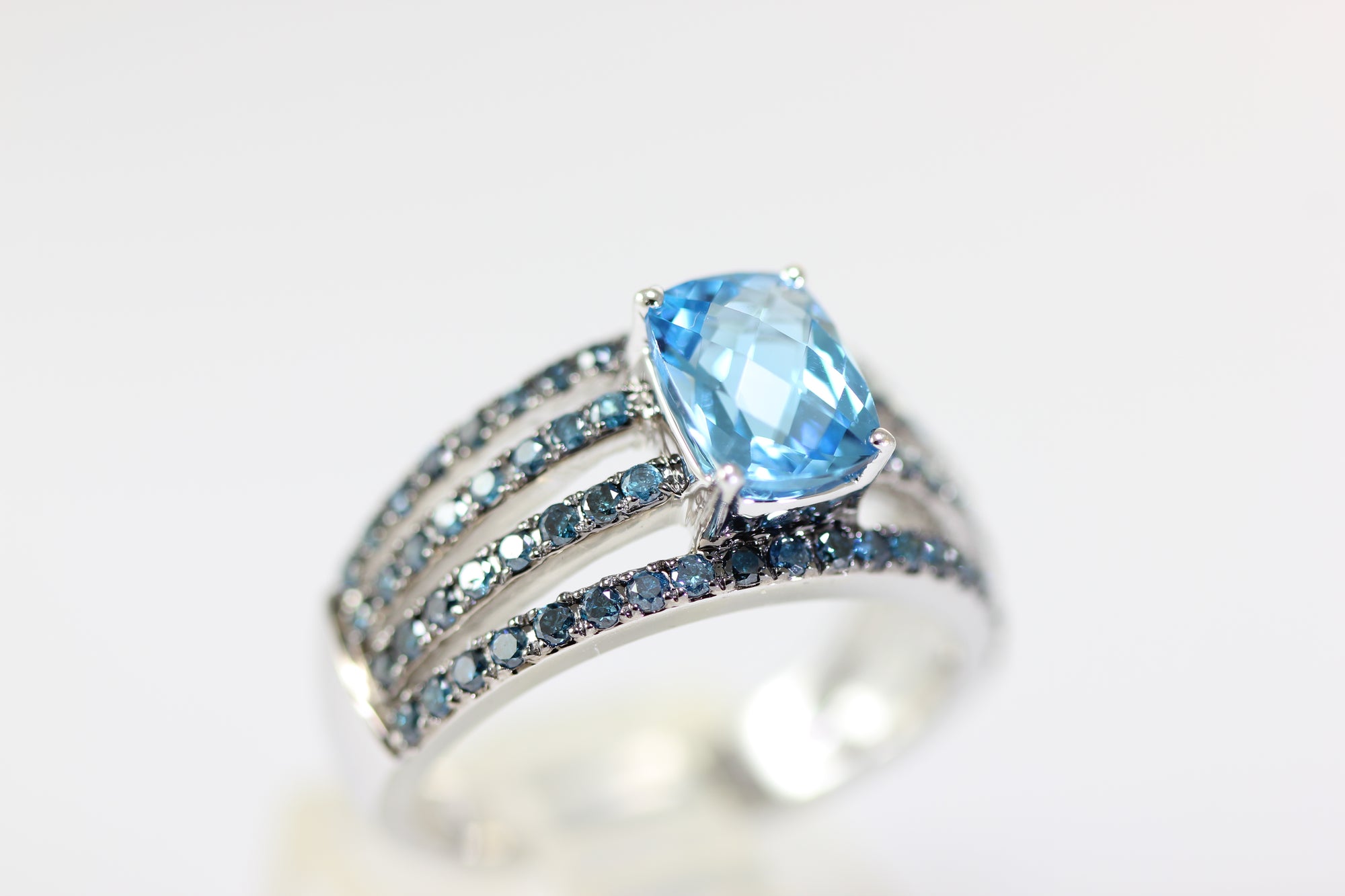 Aaa 14K WHITE GOLD BLUE DIAMOND &  NATURAL BLUE TOPAZ WOMENS RING