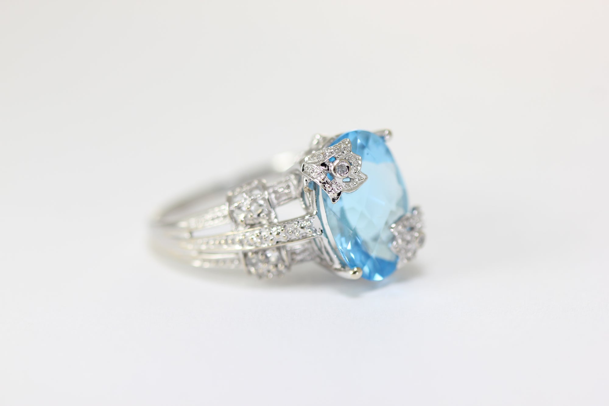 aaa OVAL CHECKERBOARD 14K WHITE GOLD WHITE SAPPHIRE & NATURAL BLUE TOPAZ RING