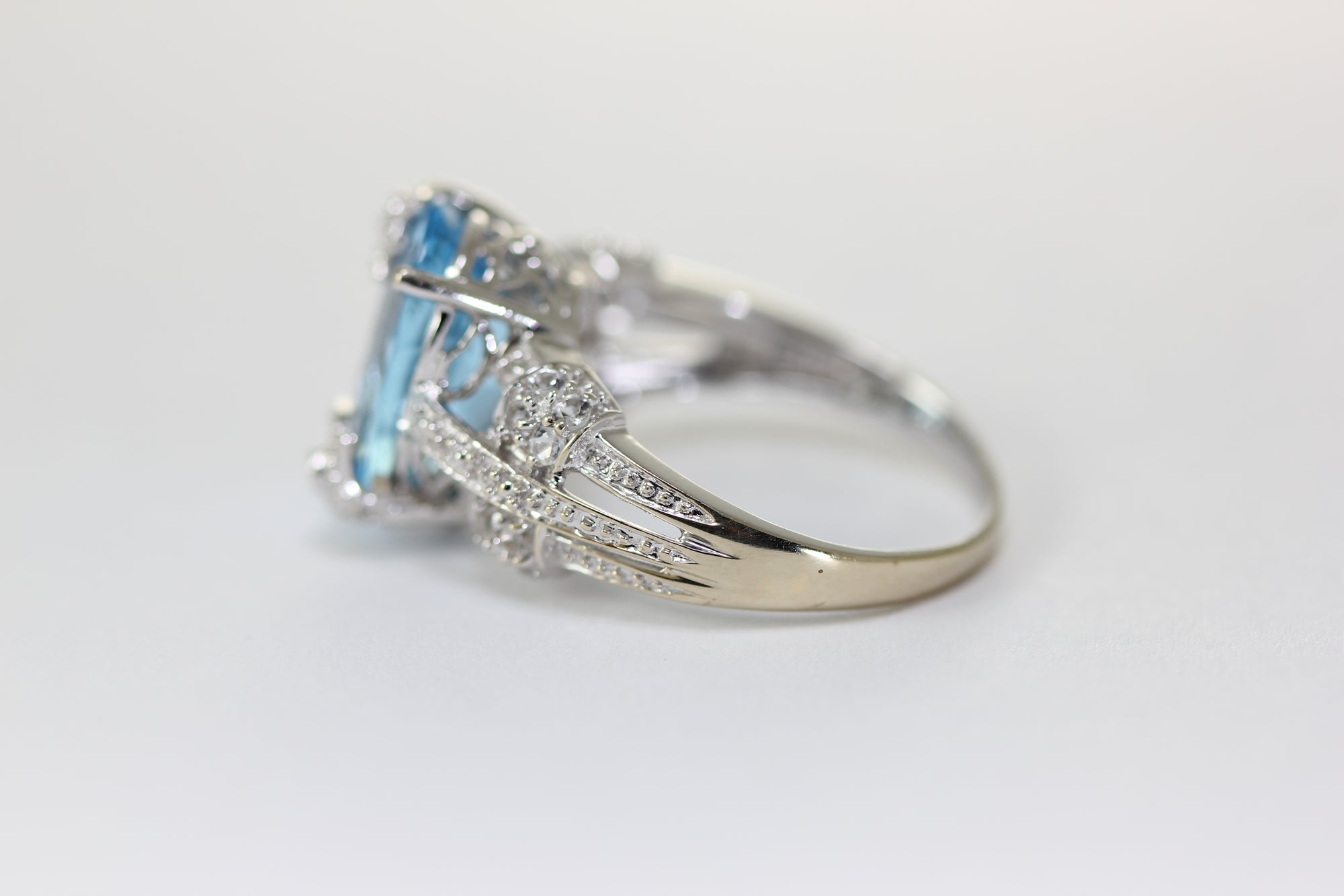 aaa OVAL CHECKERBOARD 14K WHITE GOLD WHITE SAPPHIRE & NATURAL BLUE TOPAZ RING