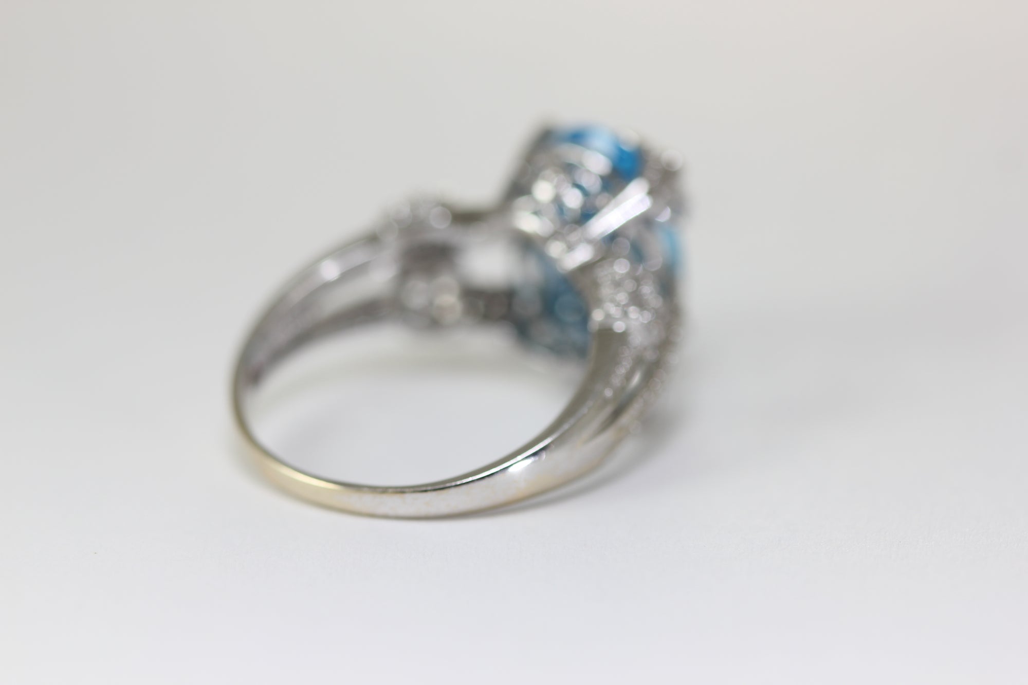 aaa OVAL CHECKERBOARD 14K WHITE GOLD WHITE SAPPHIRE & NATURAL BLUE TOPAZ RING