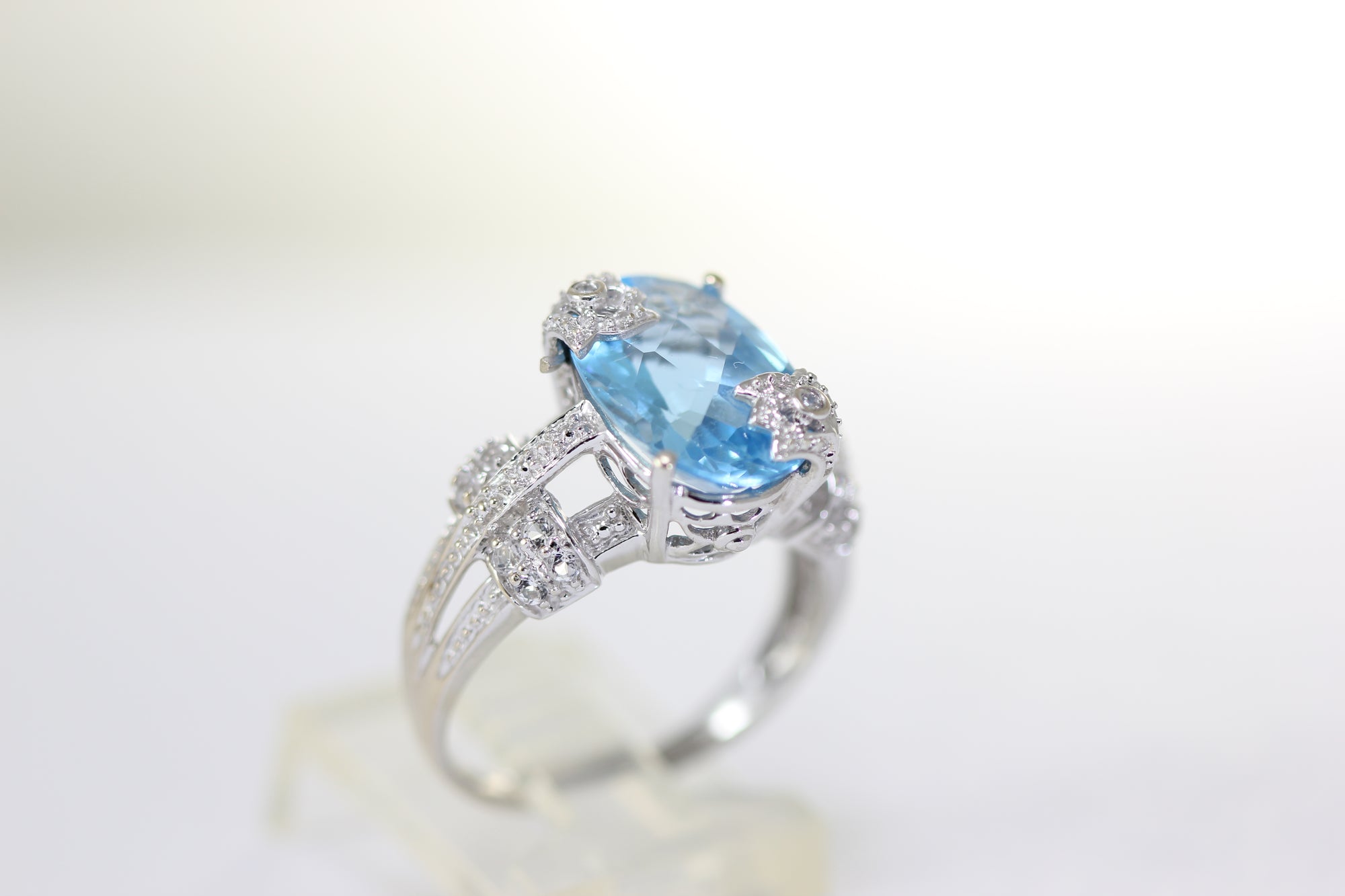 aaa OVAL CHECKERBOARD 14K WHITE GOLD WHITE SAPPHIRE & NATURAL BLUE TOPAZ RING