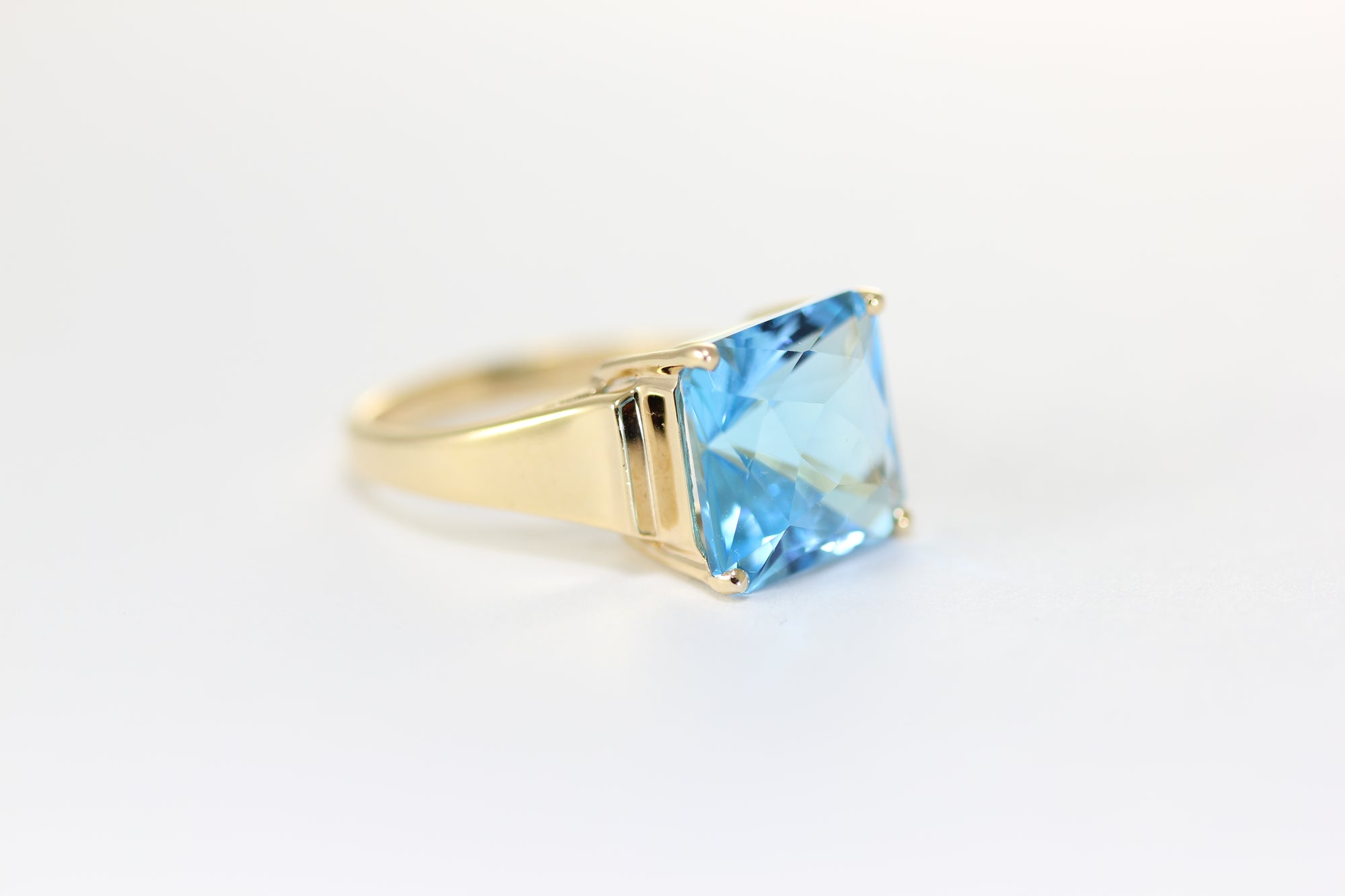 aaa LARGE PRINCESS CUT NATURAL BLUE TOPAZ 14K YELLOW GOLD  RING