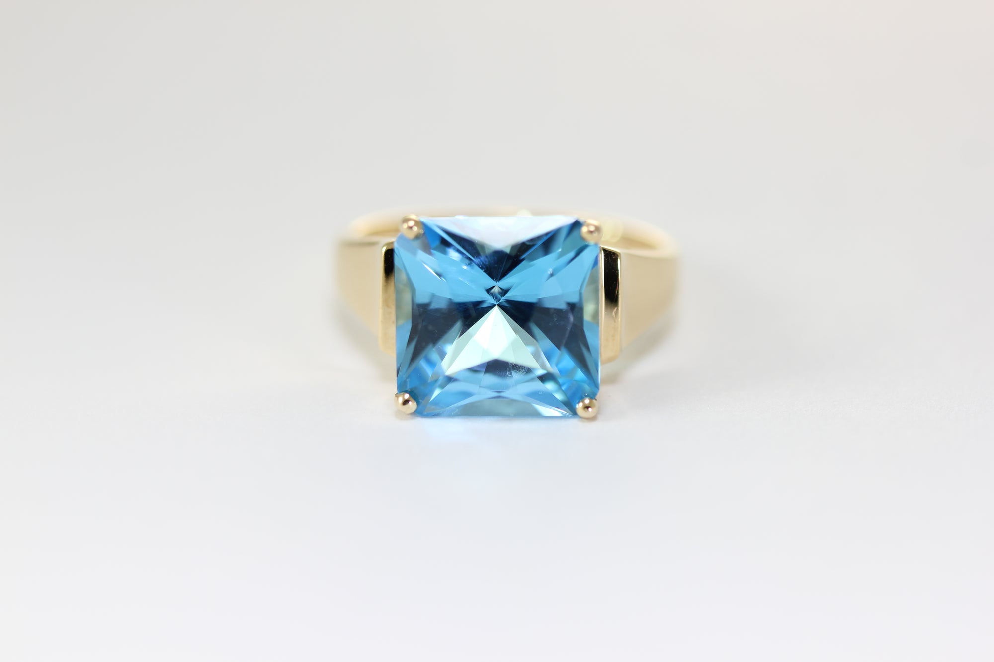 aaa LARGE PRINCESS CUT NATURAL BLUE TOPAZ 14K YELLOW GOLD  RING