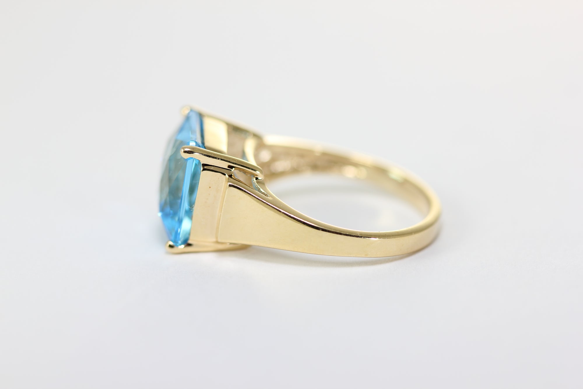aaa LARGE PRINCESS CUT NATURAL BLUE TOPAZ 14K YELLOW GOLD  RING