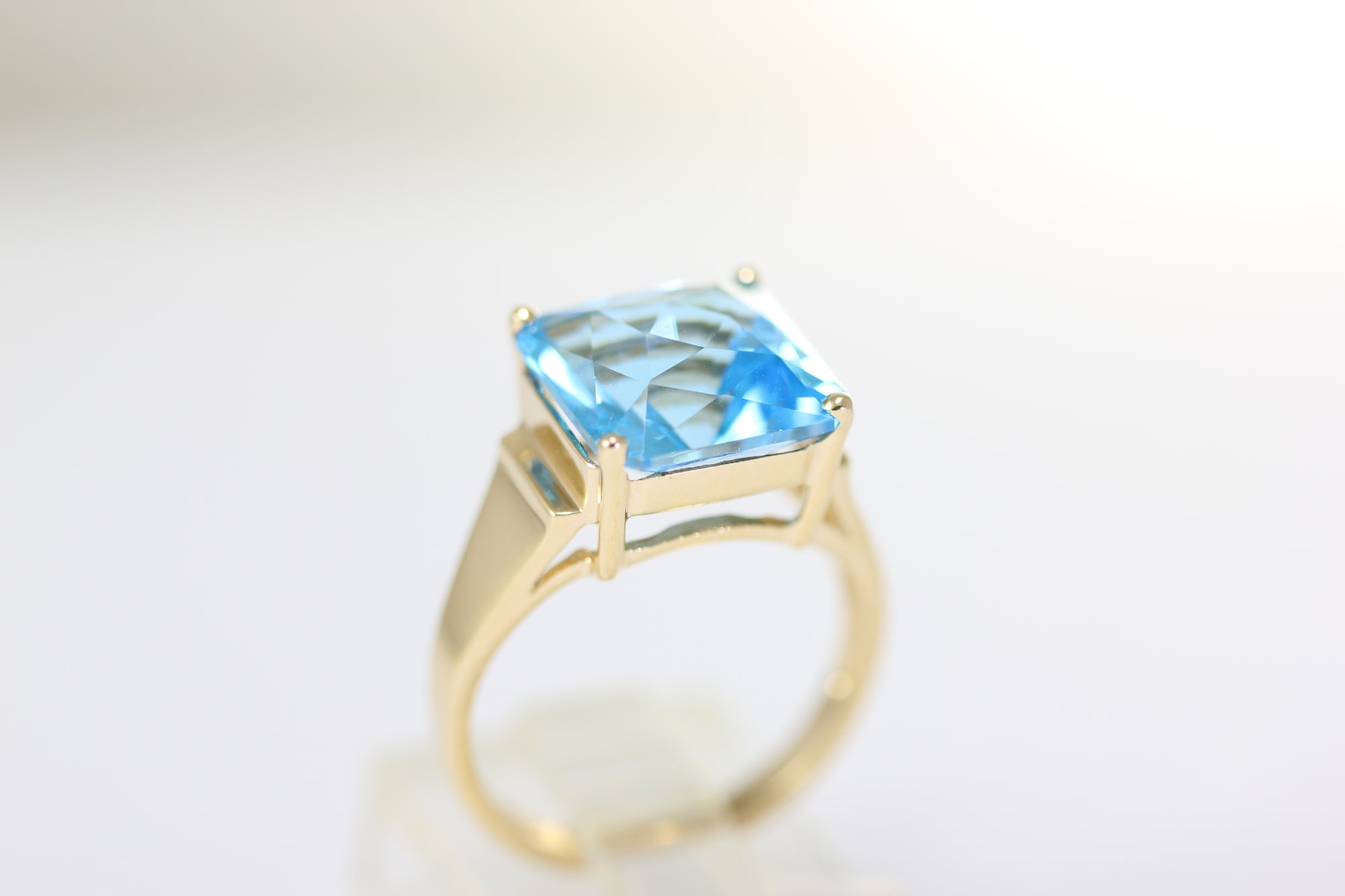 aaa LARGE PRINCESS CUT NATURAL BLUE TOPAZ 14K YELLOW GOLD  RING