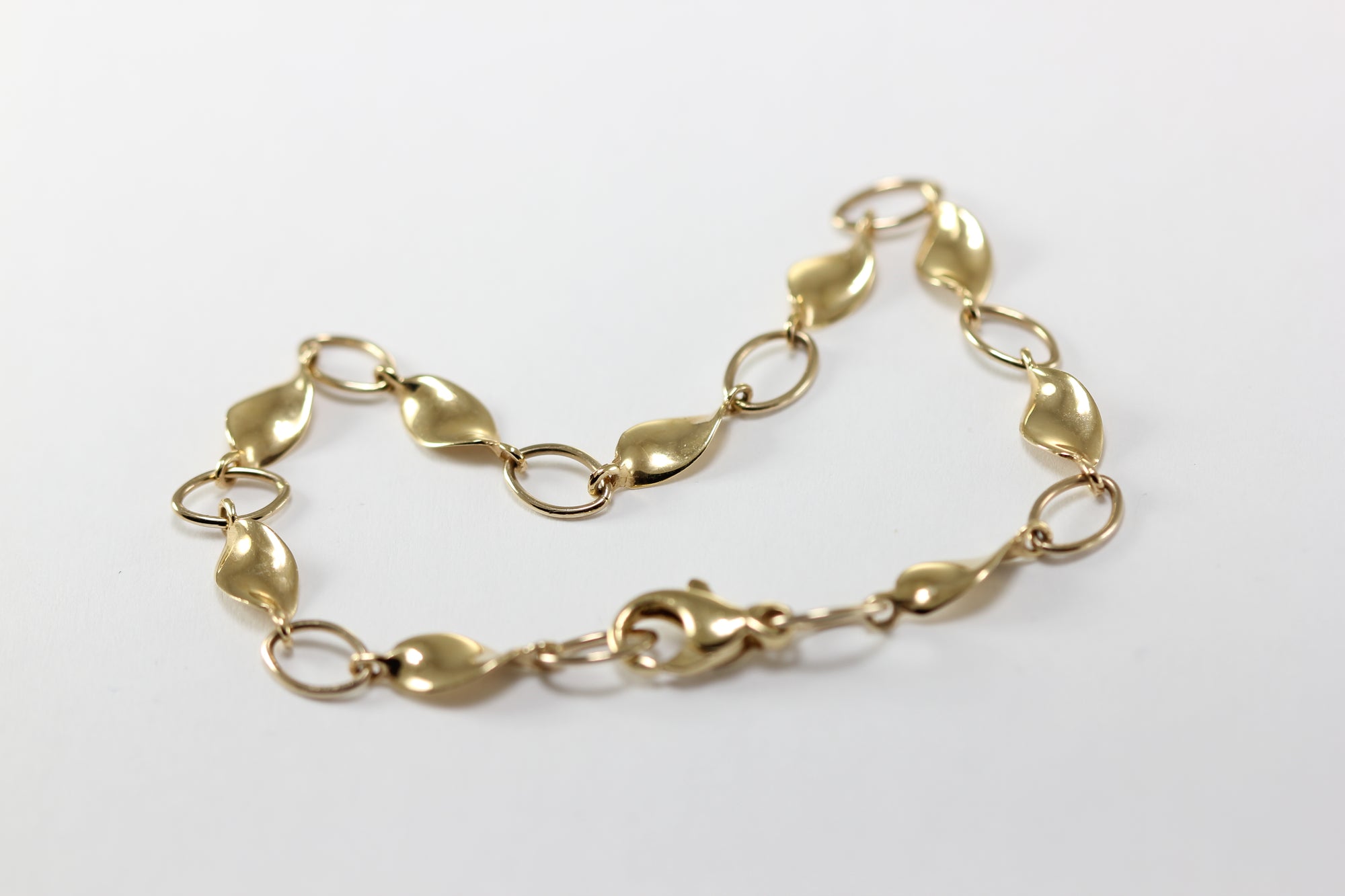 14K YELLOW GOLD TWIST LINK BRACELET