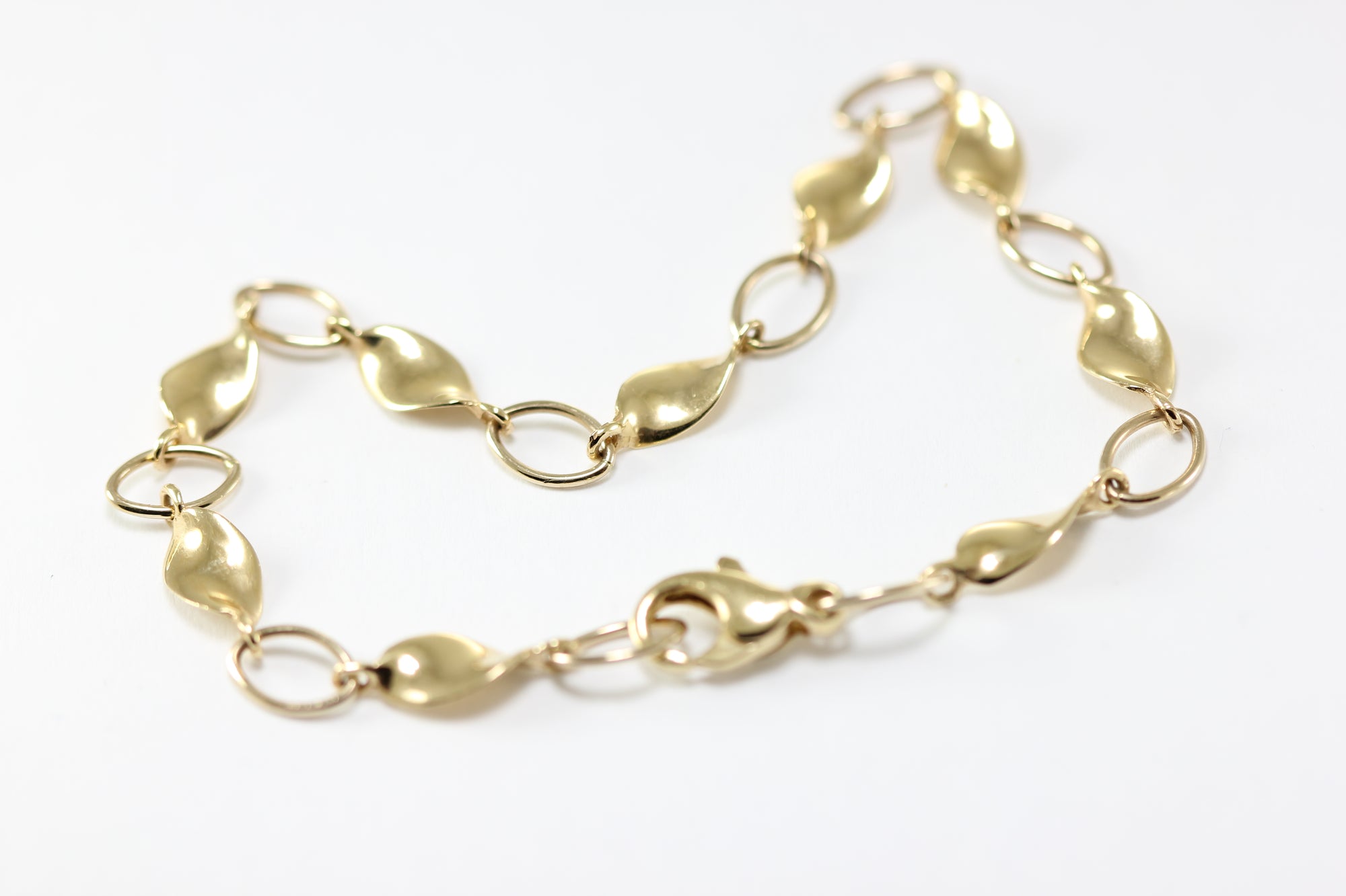 14K YELLOW GOLD TWIST LINK BRACELET