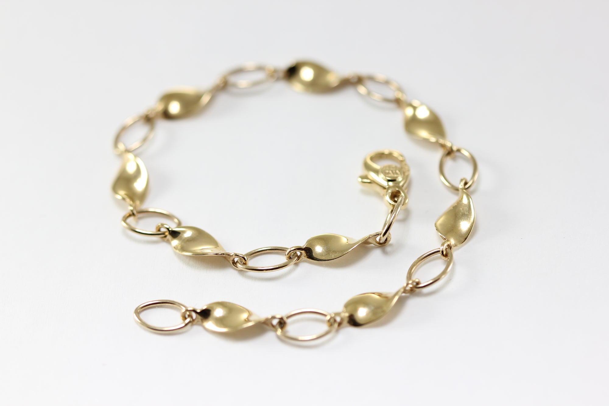 14K YELLOW GOLD TWIST LINK BRACELET
