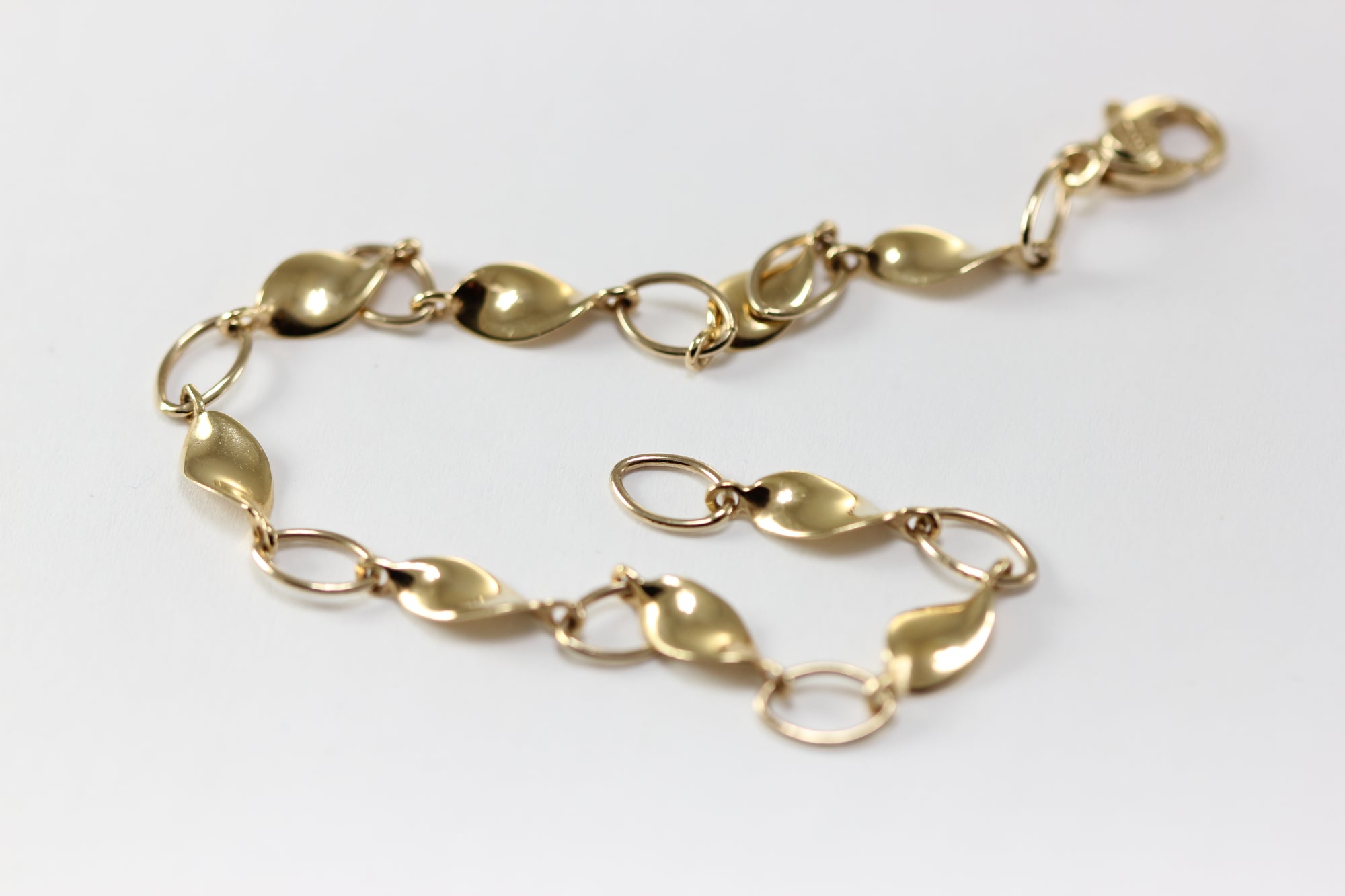 14K YELLOW GOLD TWIST LINK BRACELET