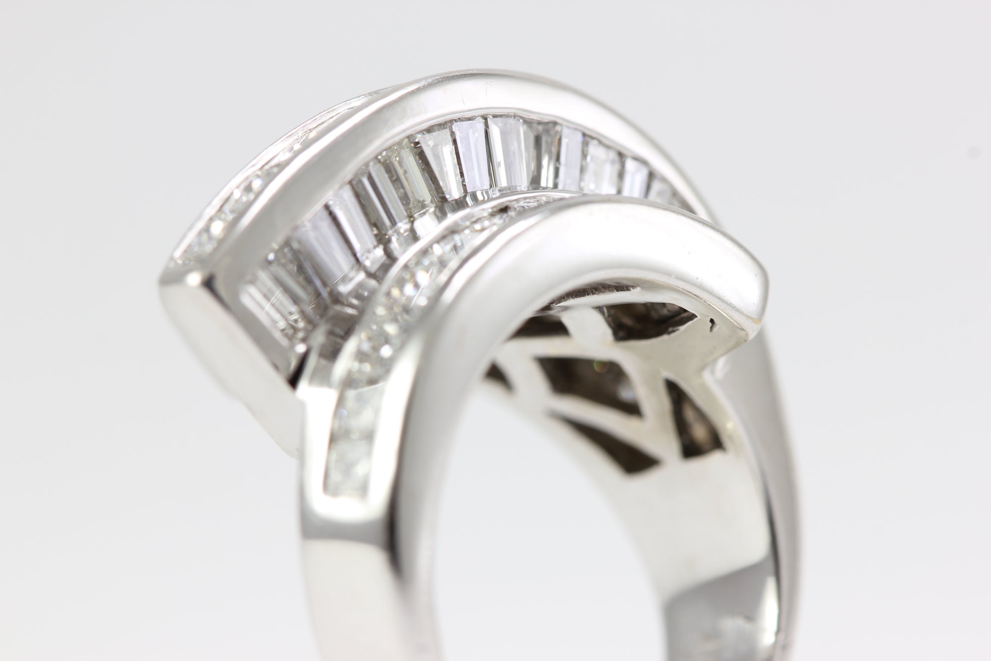 18k WHITE GOLD DIAMOND LADIES BAGUETTE PRINCESS CUT RING