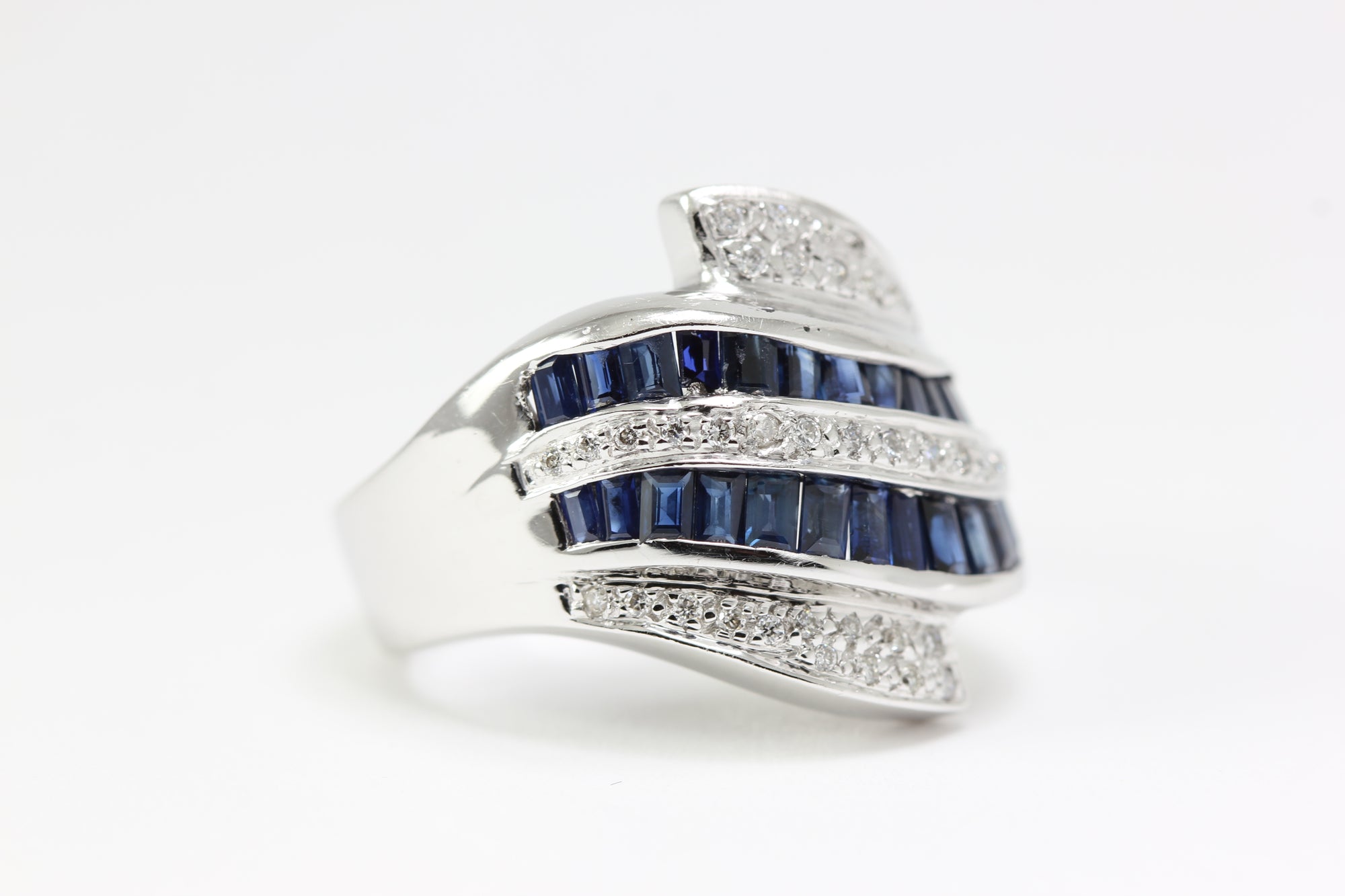 MODERN14K WHITE GOLD NATURAL DIAMOND & SAPPHIRE RING BAND