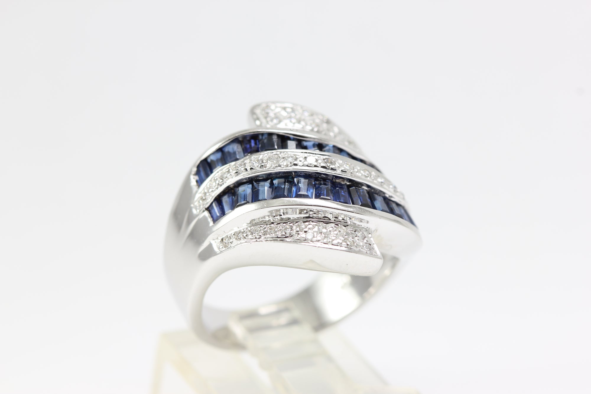 MODERN14K WHITE GOLD NATURAL DIAMOND & SAPPHIRE RING BAND