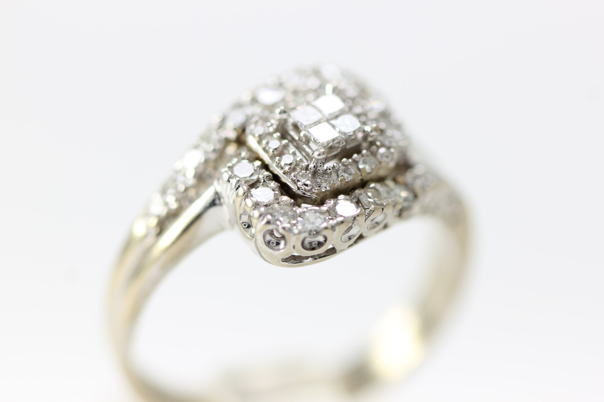 ANTIQUE 14k WHITE GOLD MODERN COCKTAIL DIAMOND RING