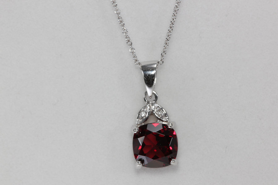 MODERN 14k WHITE GOLD LADYS PENDANT & CHAIN GARNET & DIAMONDS