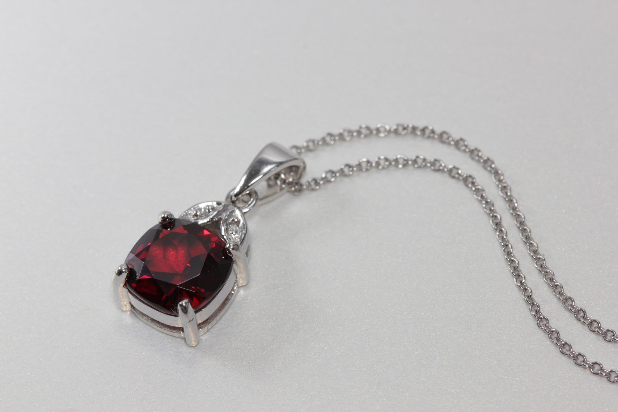 MODERN 14k WHITE GOLD LADYS PENDANT & CHAIN GARNET & DIAMONDS