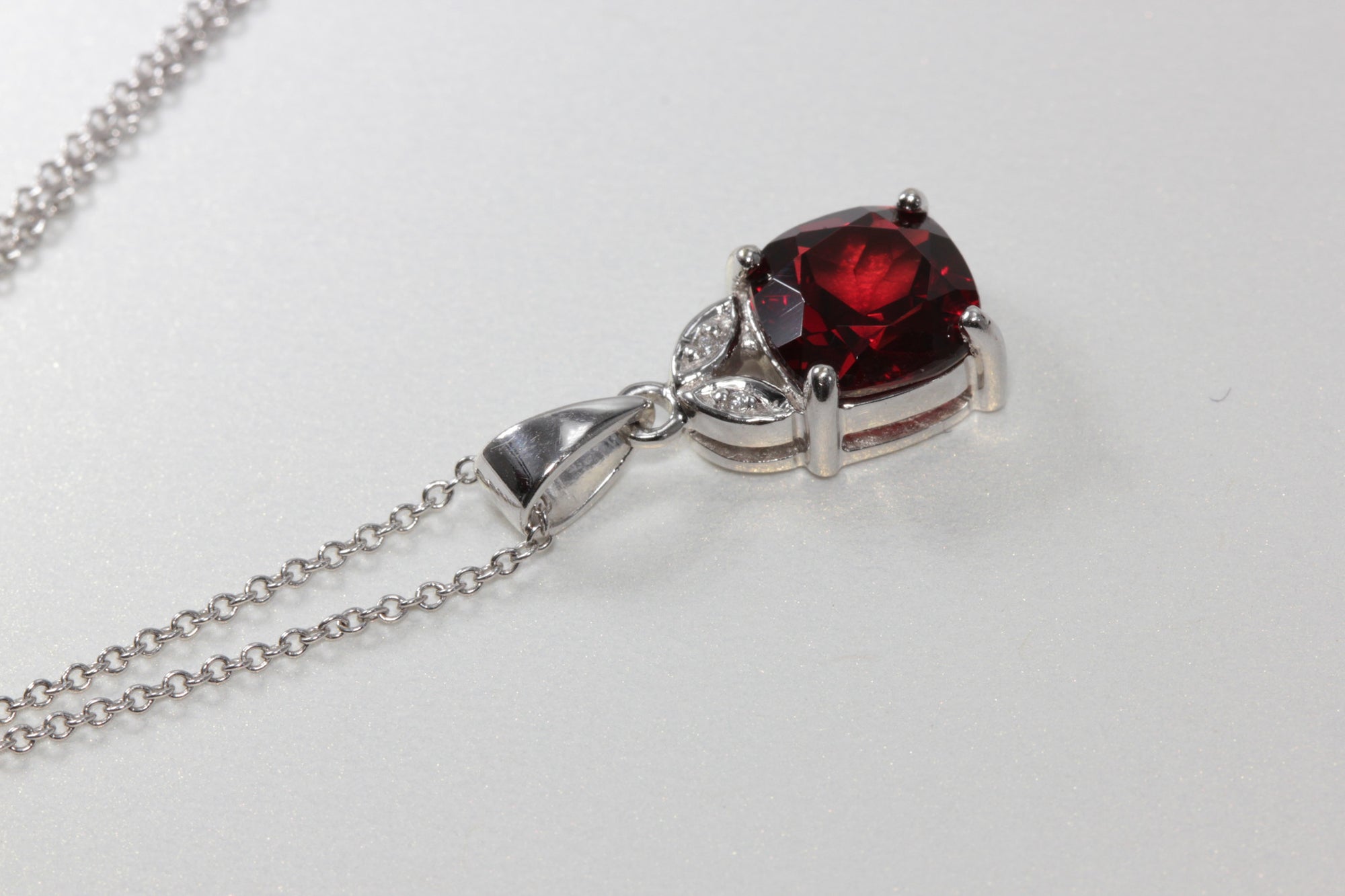 MODERN 14k WHITE GOLD LADYS PENDANT & CHAIN GARNET & DIAMONDS