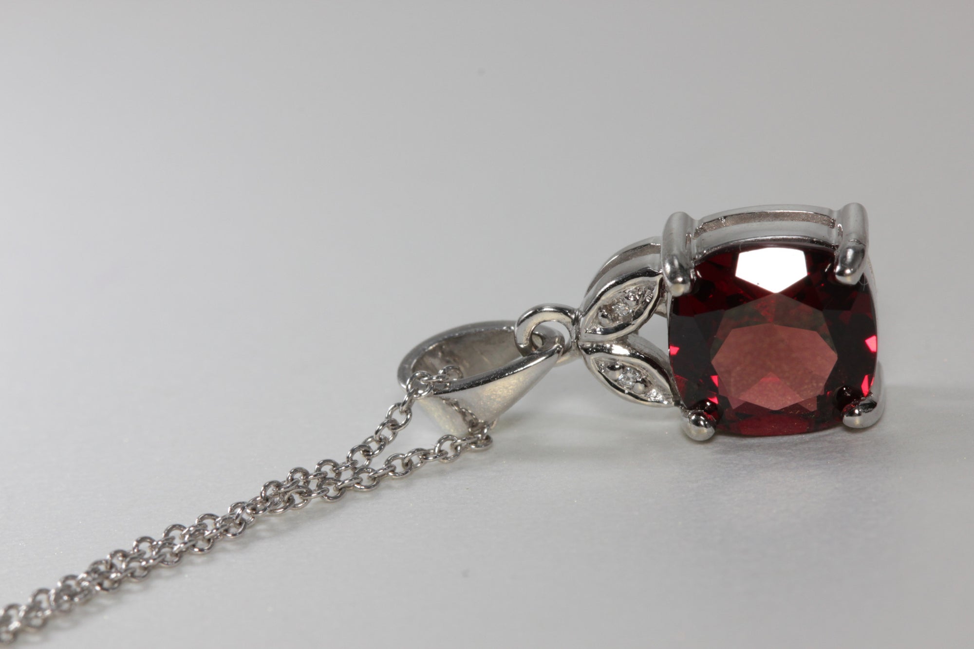 MODERN 14k WHITE GOLD LADYS PENDANT & CHAIN GARNET & DIAMONDS