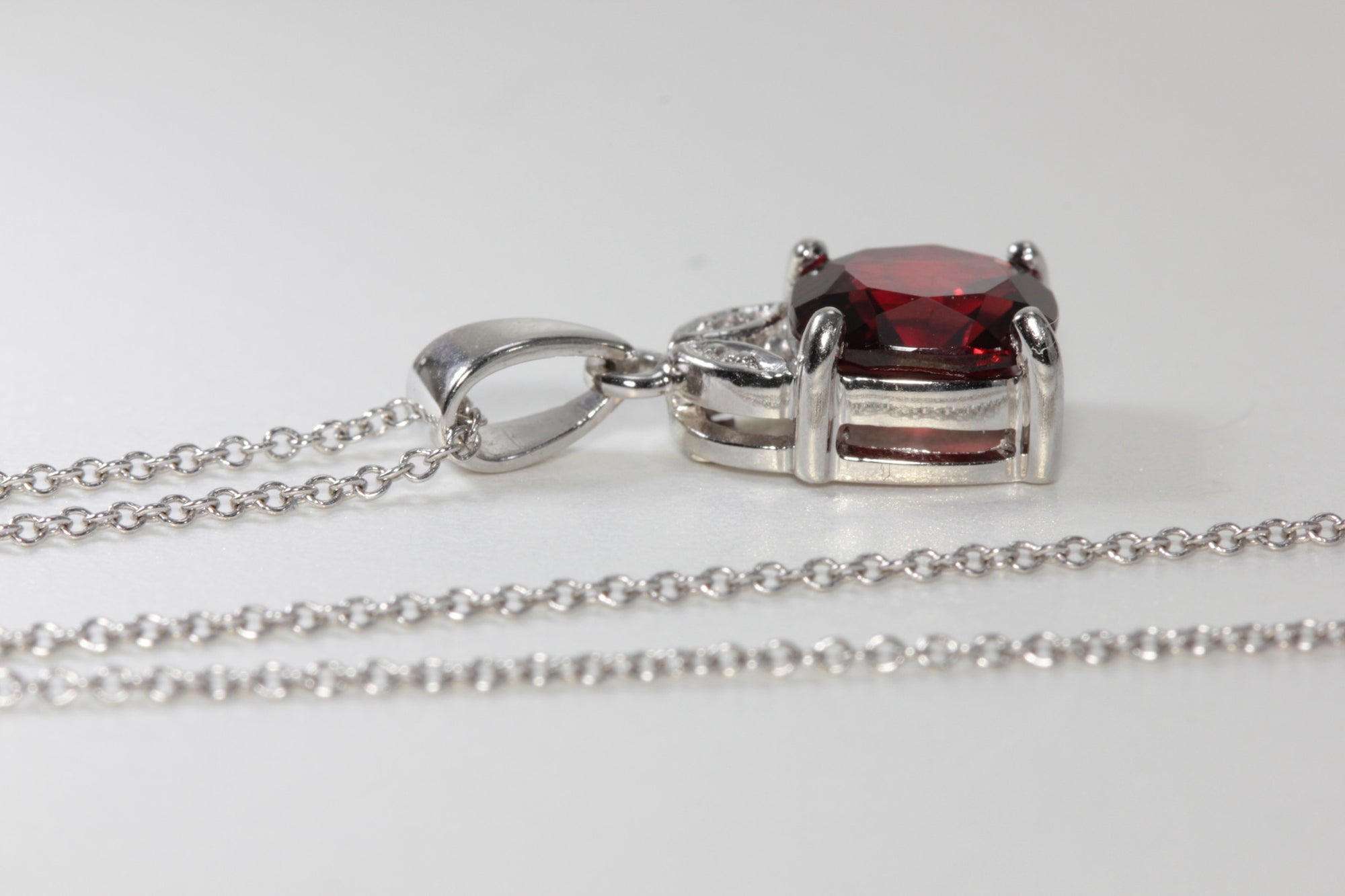 MODERN 14k WHITE GOLD LADYS PENDANT & CHAIN GARNET & DIAMONDS