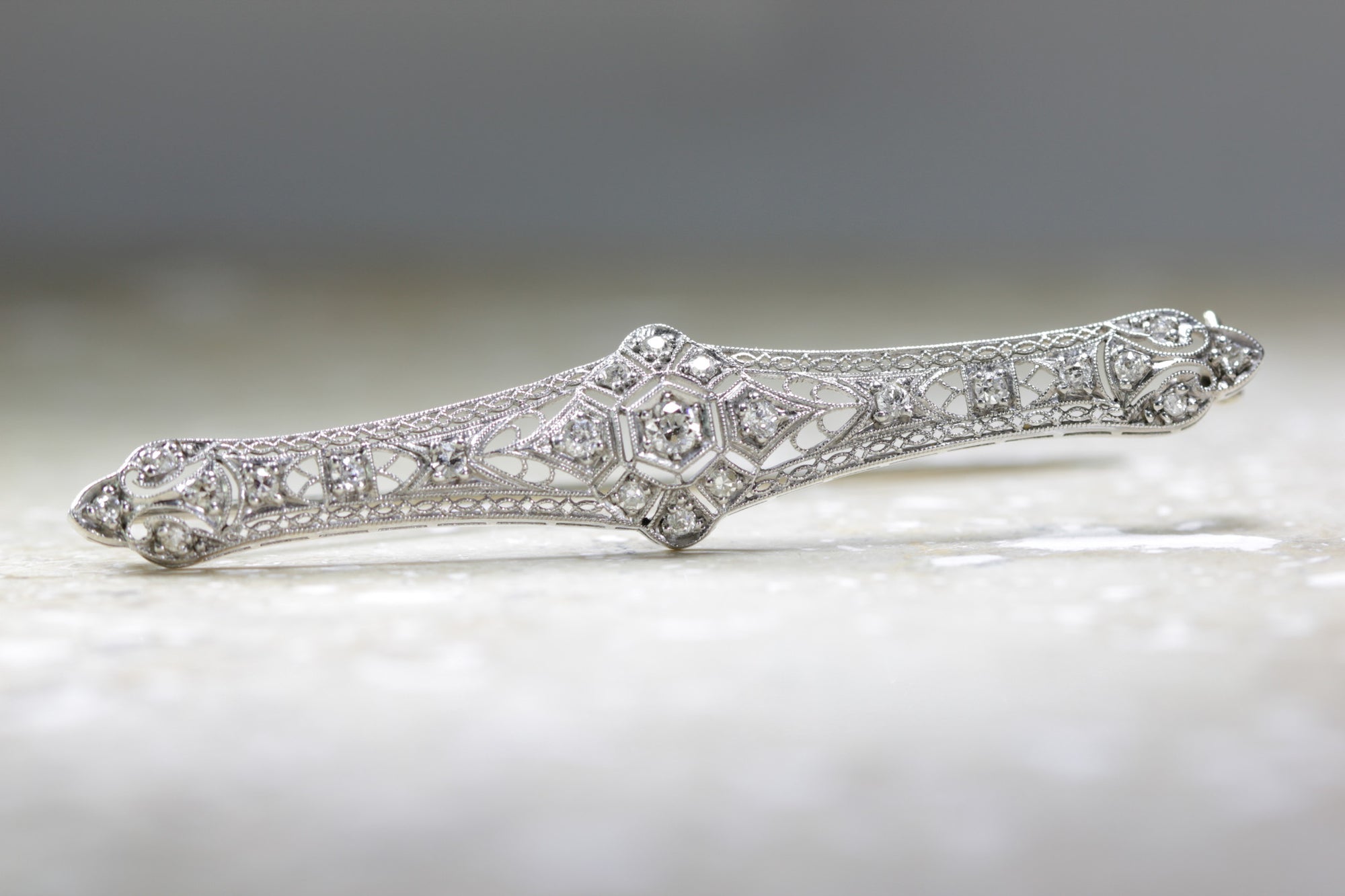 1930s ANTIQUE ART DECO FILIGREE 14K WHITE GOLD LADIES DIAMOND PIN BROOCH