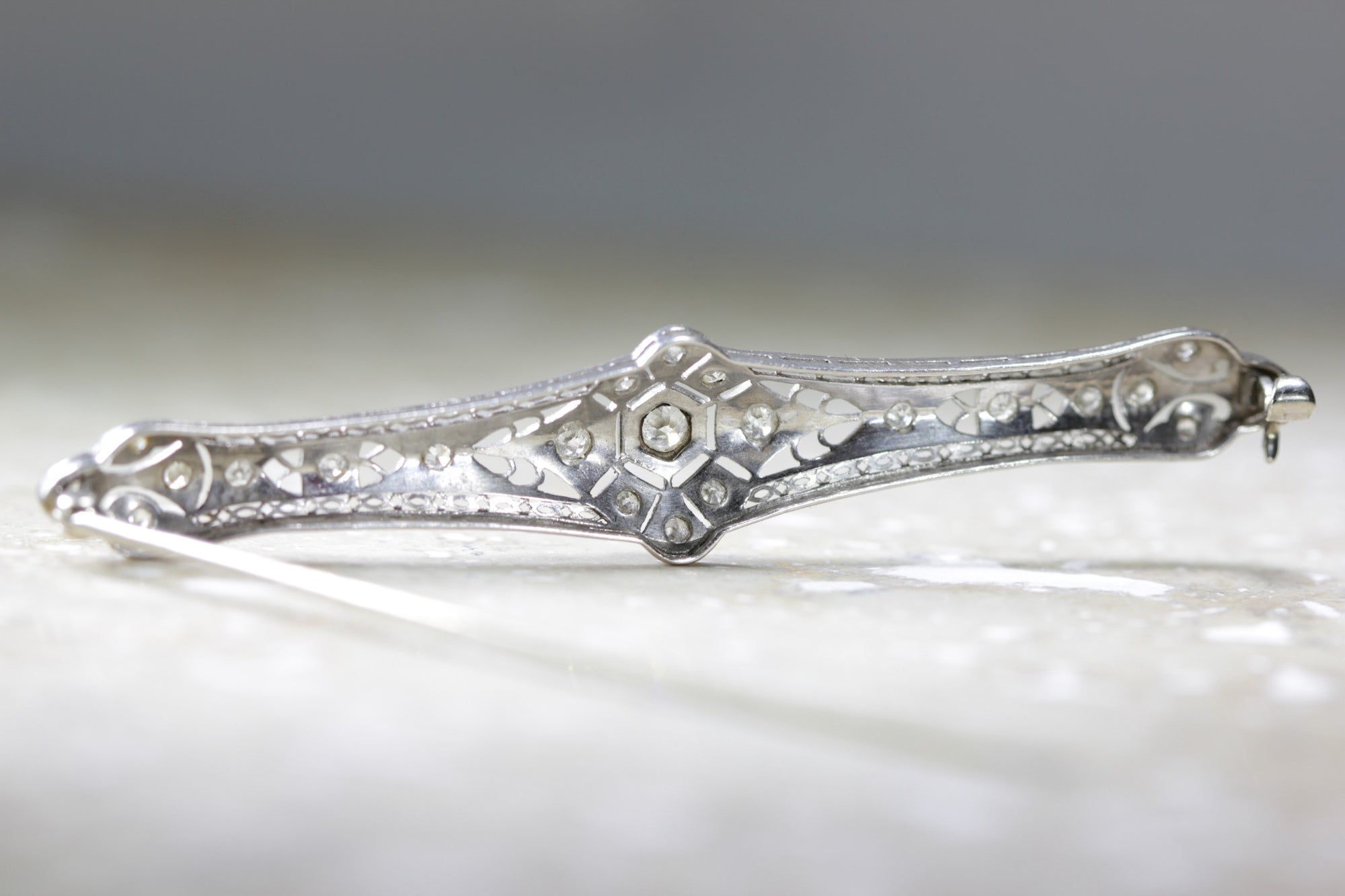 1930s ANTIQUE ART DECO FILIGREE 14K WHITE GOLD LADIES DIAMOND PIN BROOCH