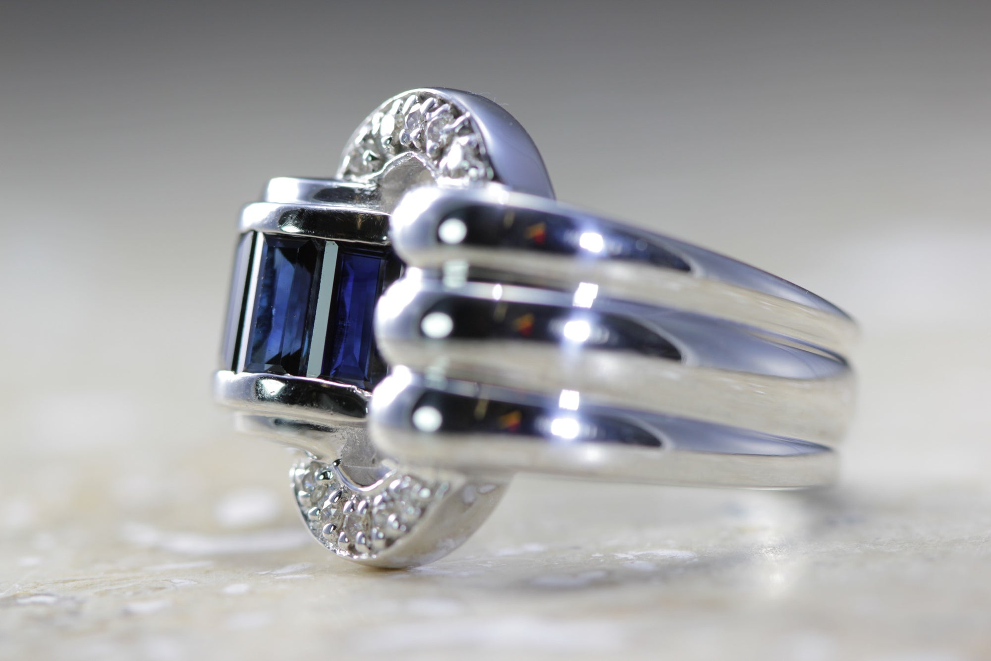 MODERN 14K WHITE GOLD SAPPHIRE CHANNEL PAVE SETTING & DIAMOND RING 1.40 CTW