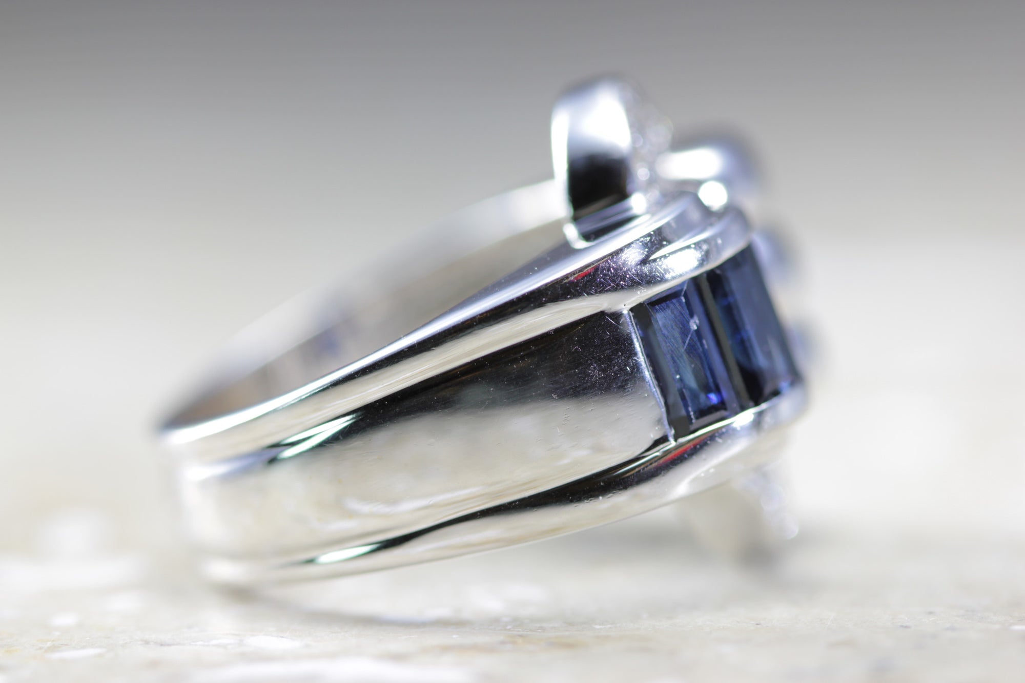 MODERN 14K WHITE GOLD SAPPHIRE CHANNEL PAVE SETTING & DIAMOND RING 1.40 CTW