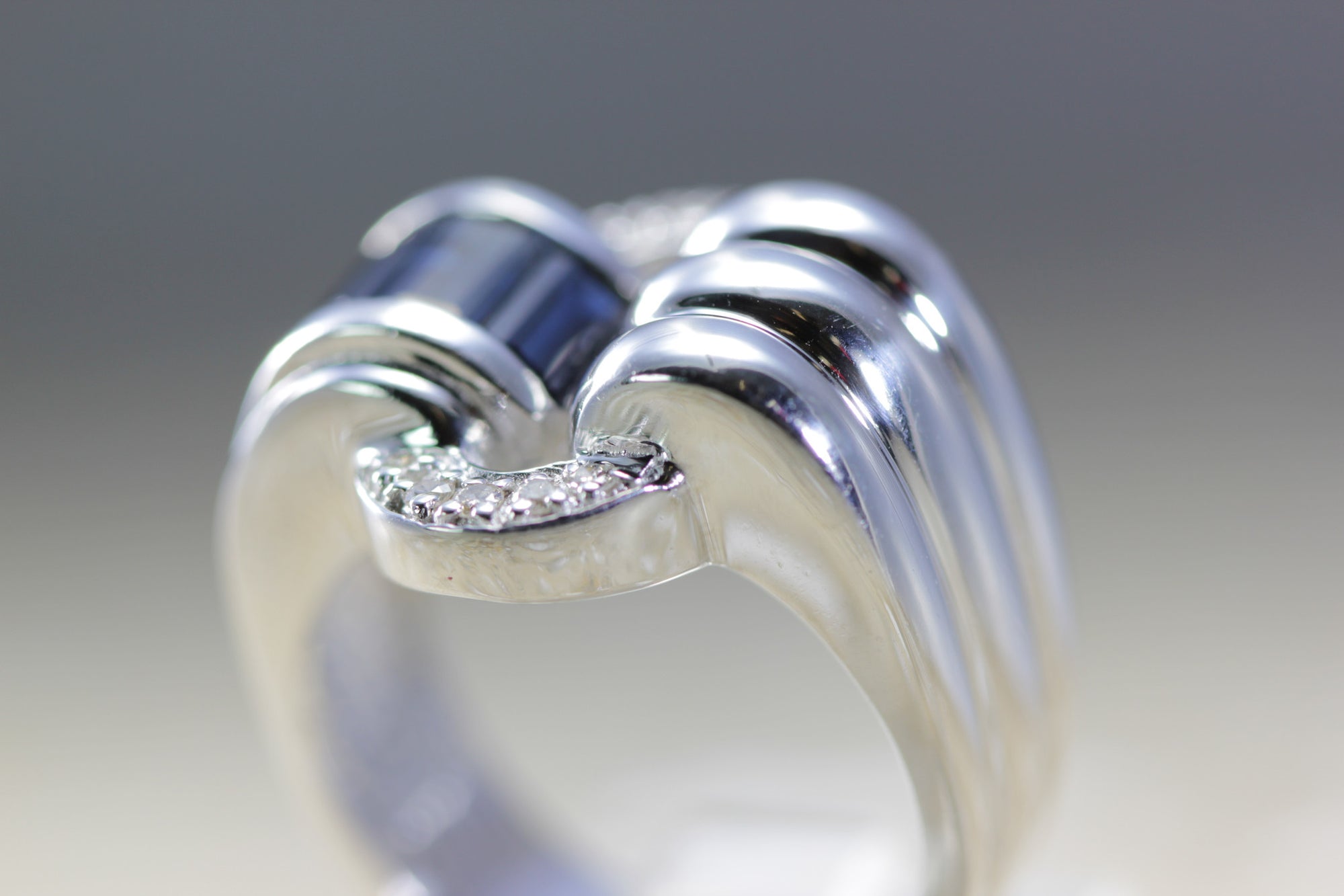 MODERN 14K WHITE GOLD SAPPHIRE CHANNEL PAVE SETTING & DIAMOND RING 1.40 CTW