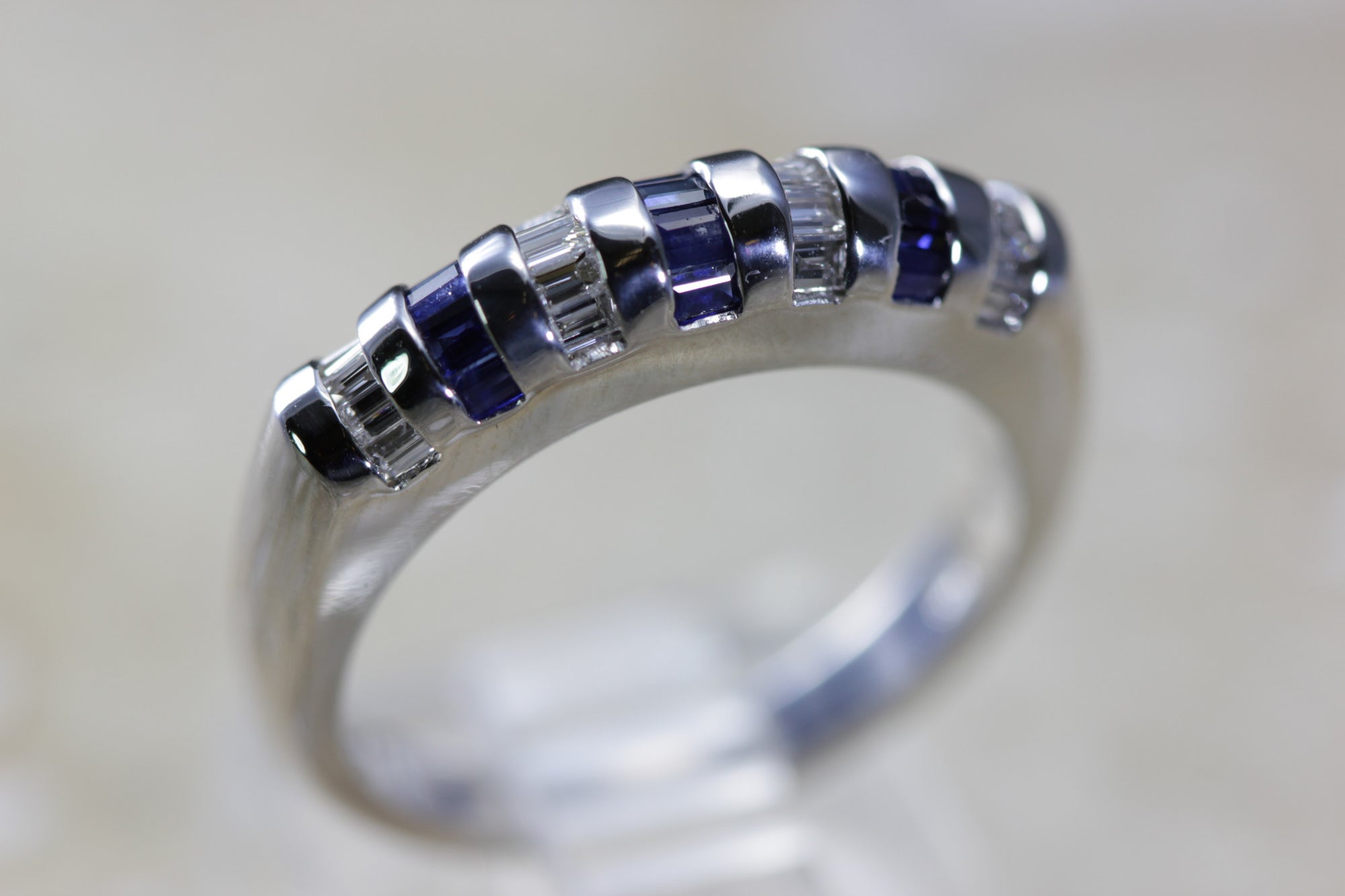 MODERN 14k WHITE GOLD BAGUETTE SAPPHIRE & DIAMOND SOLID BAND RING 1.65 CTW