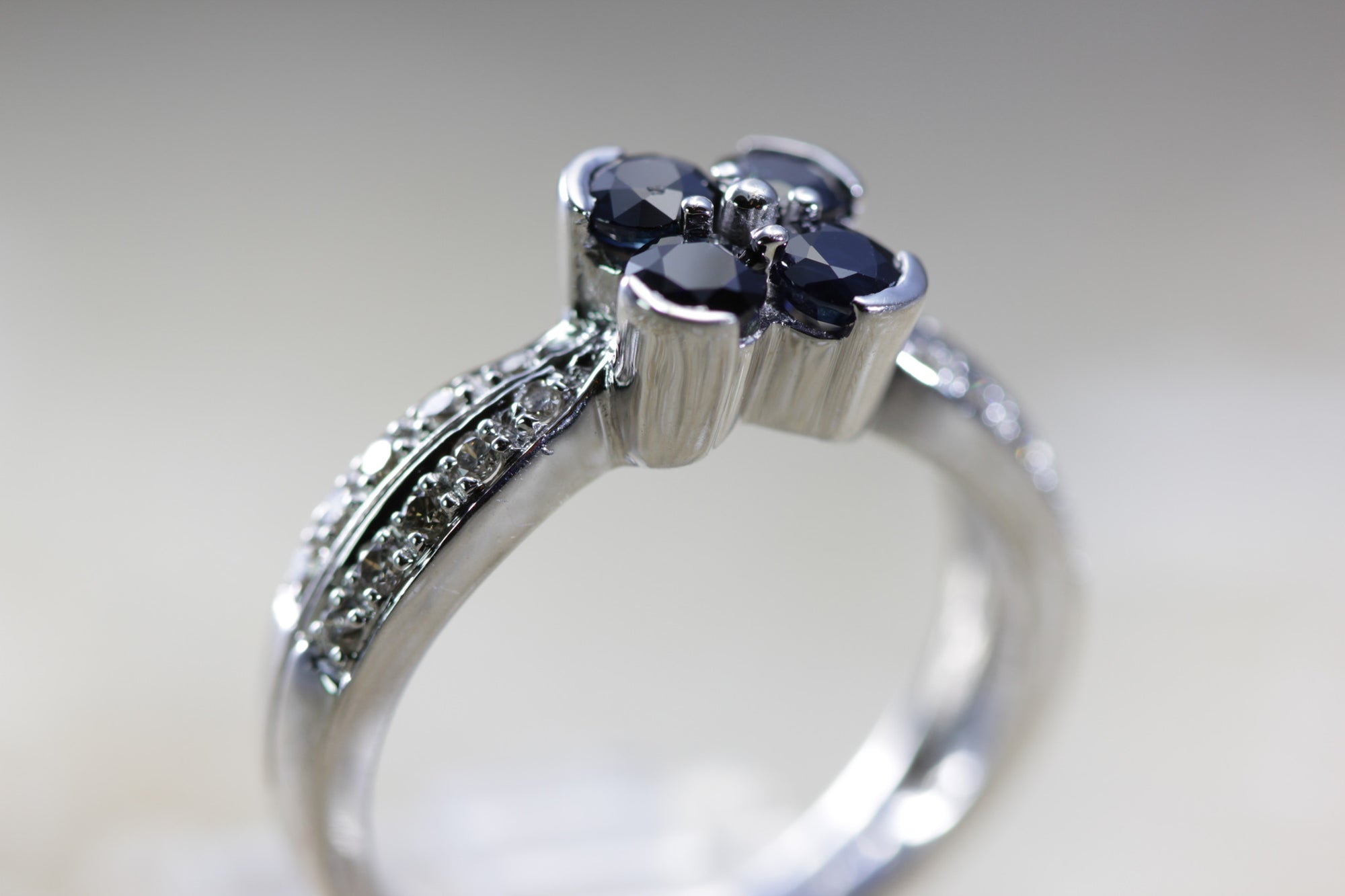 14k WHITE GOLD FOUR STONE ROUND SAPPHIRE & DIAMOND RING PAVE SET .80 CTW