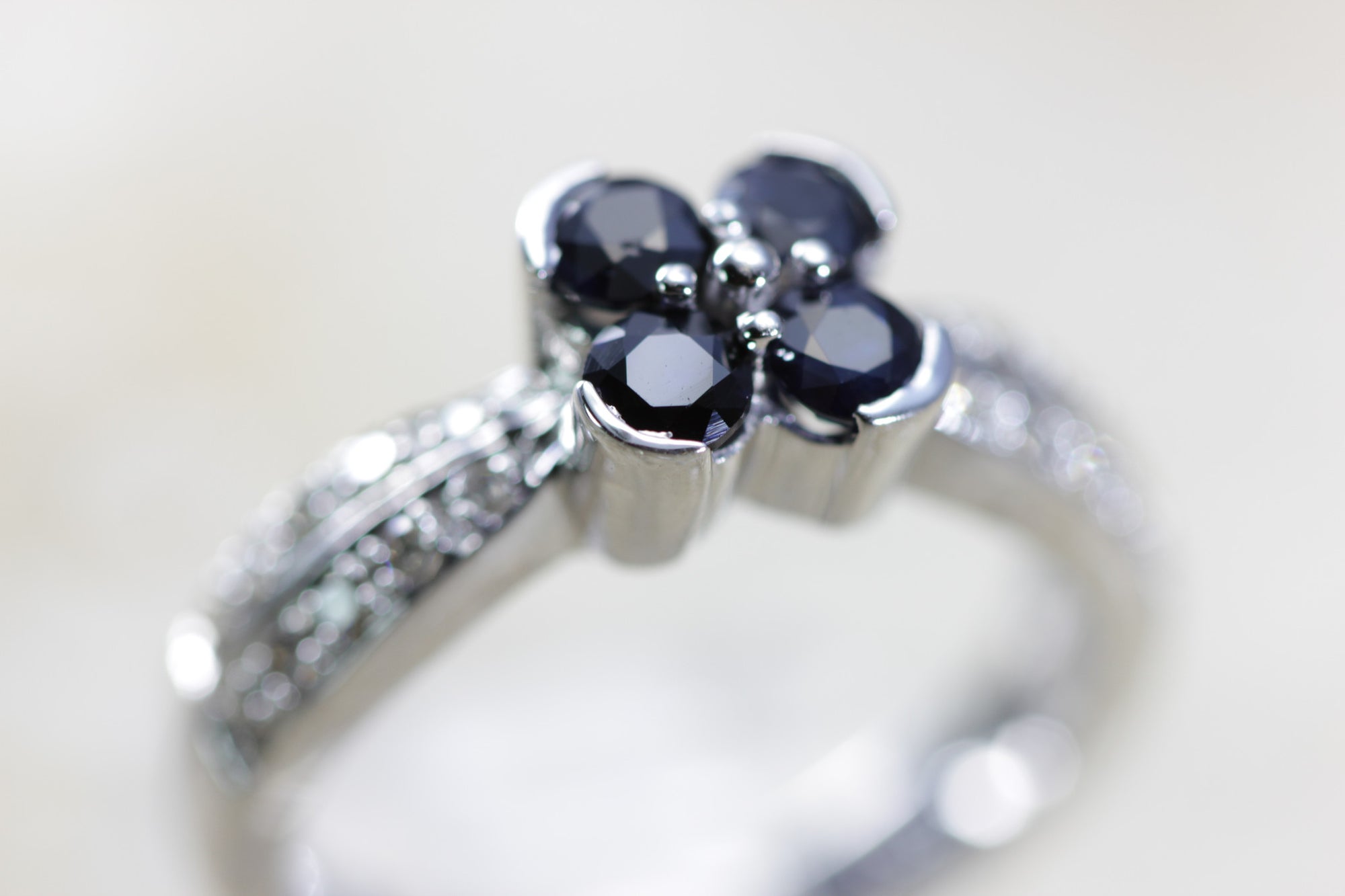 14k WHITE GOLD FOUR STONE ROUND SAPPHIRE & DIAMOND RING PAVE SET .80 CTW