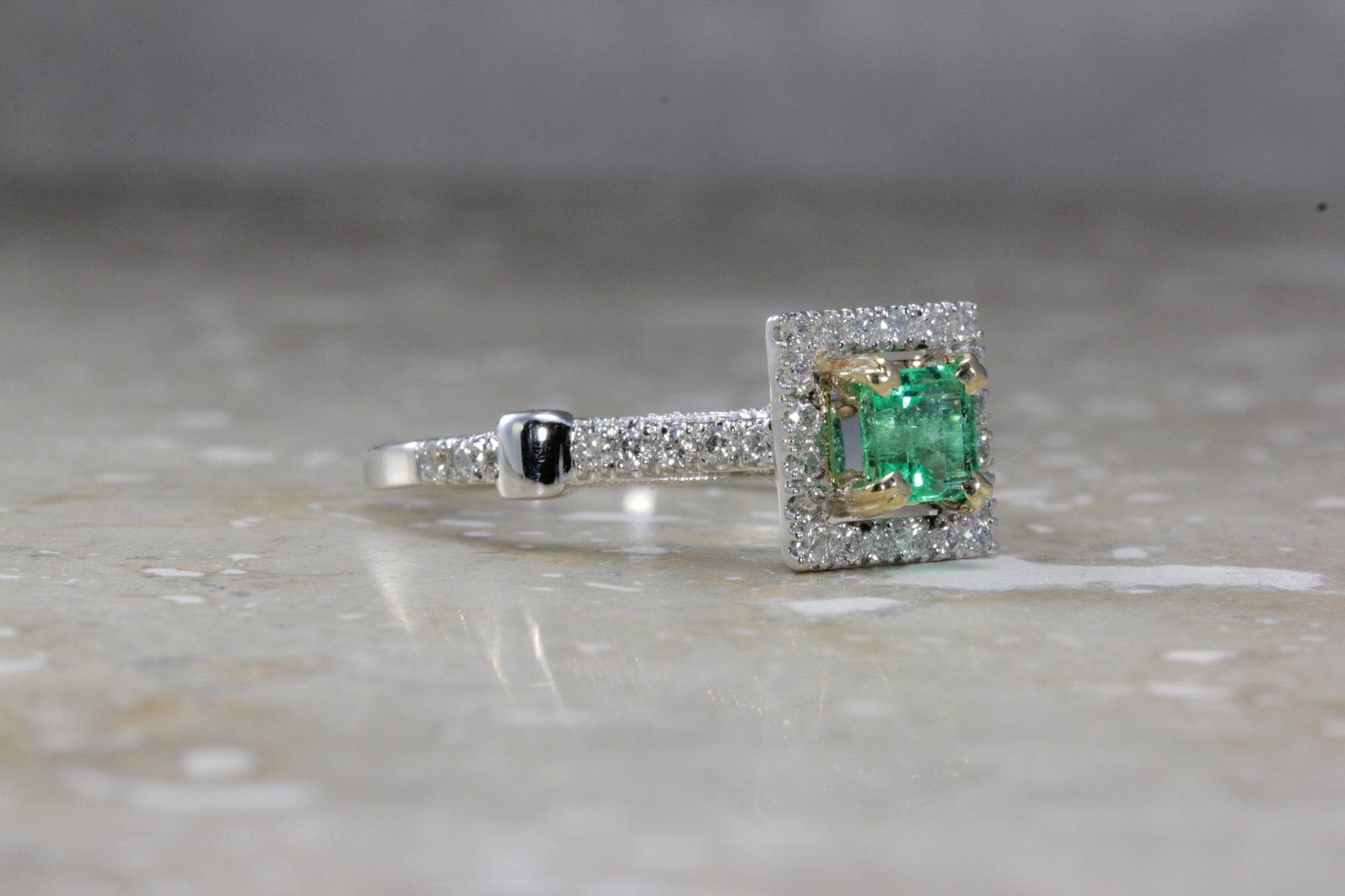 ANTIQUE 14K WHITE & YELLOW GOLD LADYS PRINCESS CUT EMERALD & DIAMOND RING 1.17CT