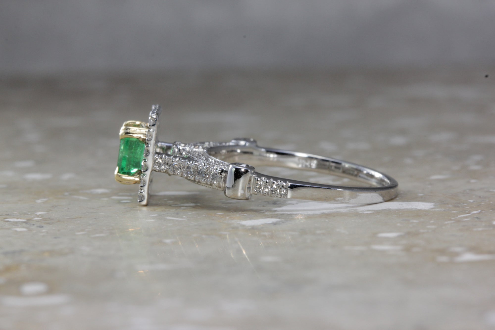 ANTIQUE 14K WHITE & YELLOW GOLD LADYS PRINCESS CUT EMERALD & DIAMOND RING 1.17CT