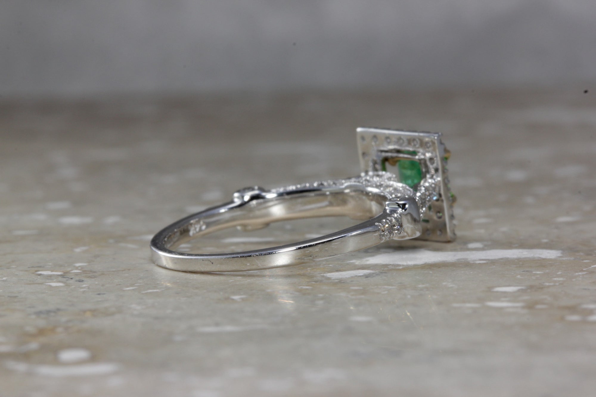 ANTIQUE 14K WHITE & YELLOW GOLD LADYS PRINCESS CUT EMERALD & DIAMOND RING 1.17CT