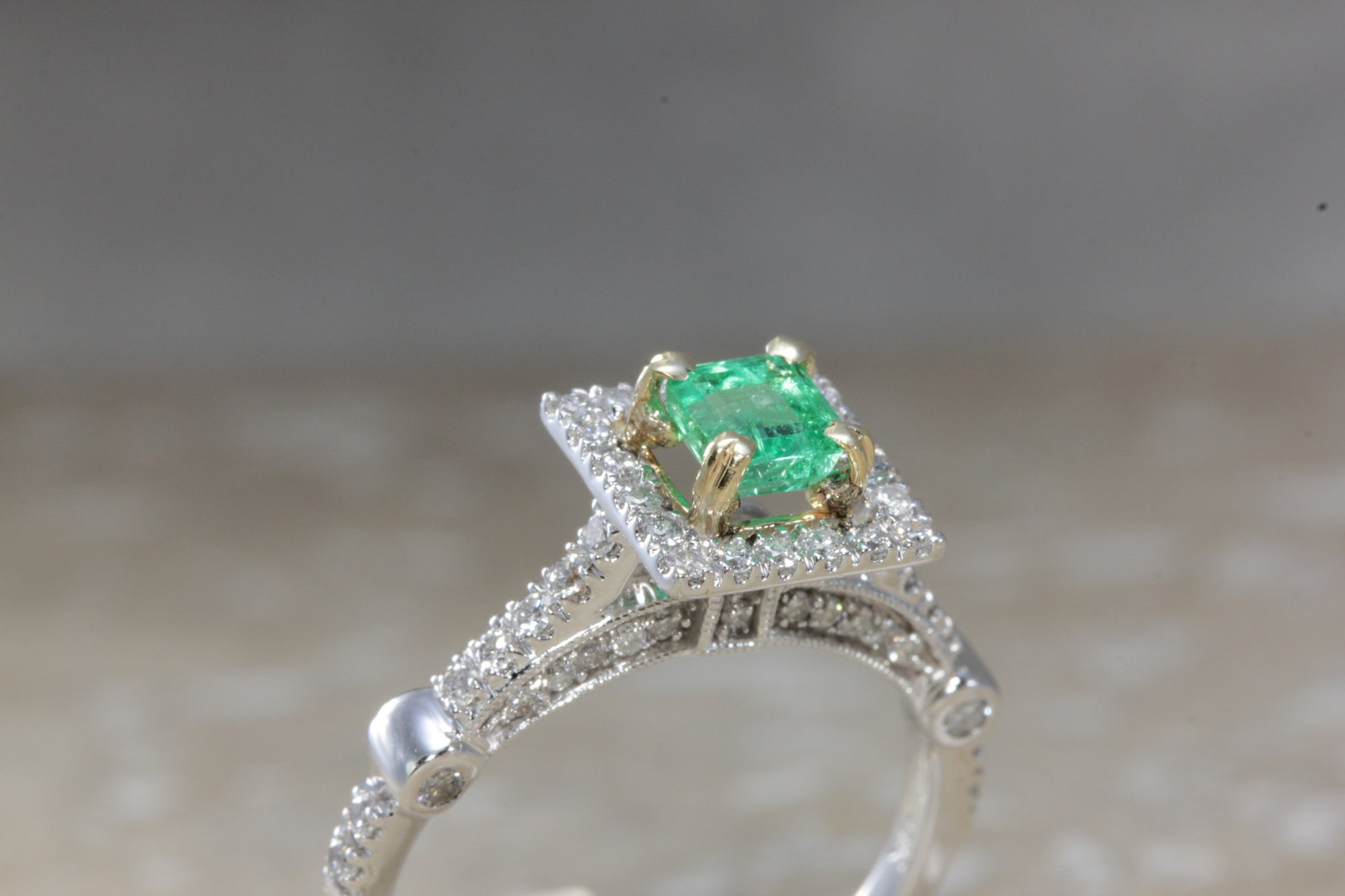 ANTIQUE 14K WHITE & YELLOW GOLD LADYS PRINCESS CUT EMERALD & DIAMOND RING 1.17CT