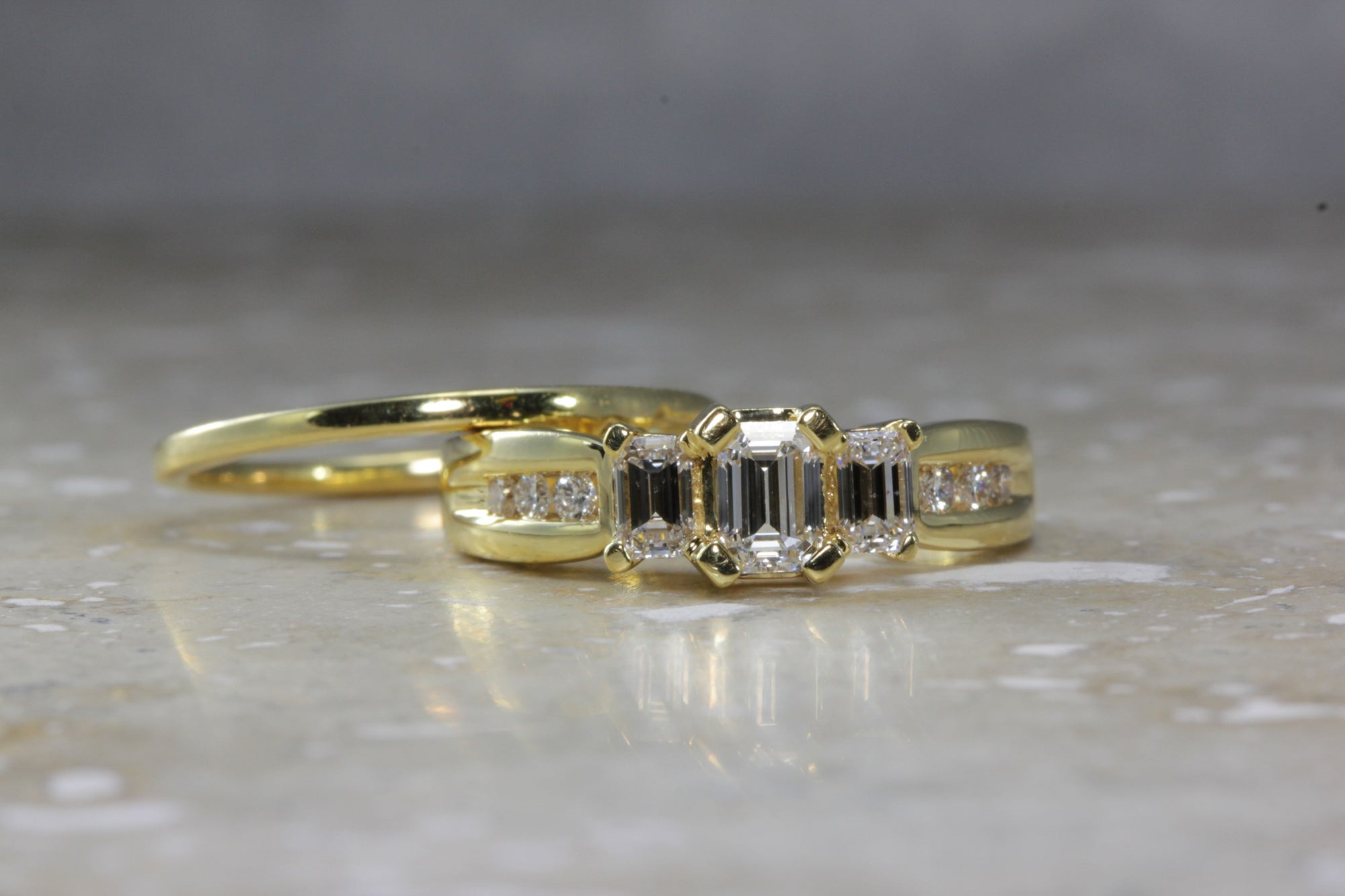 18K Y GOLD MODERN DIAMOND ENGAGEMENT AND WEDDING BAND RING EMERALD AND ROUND CUT